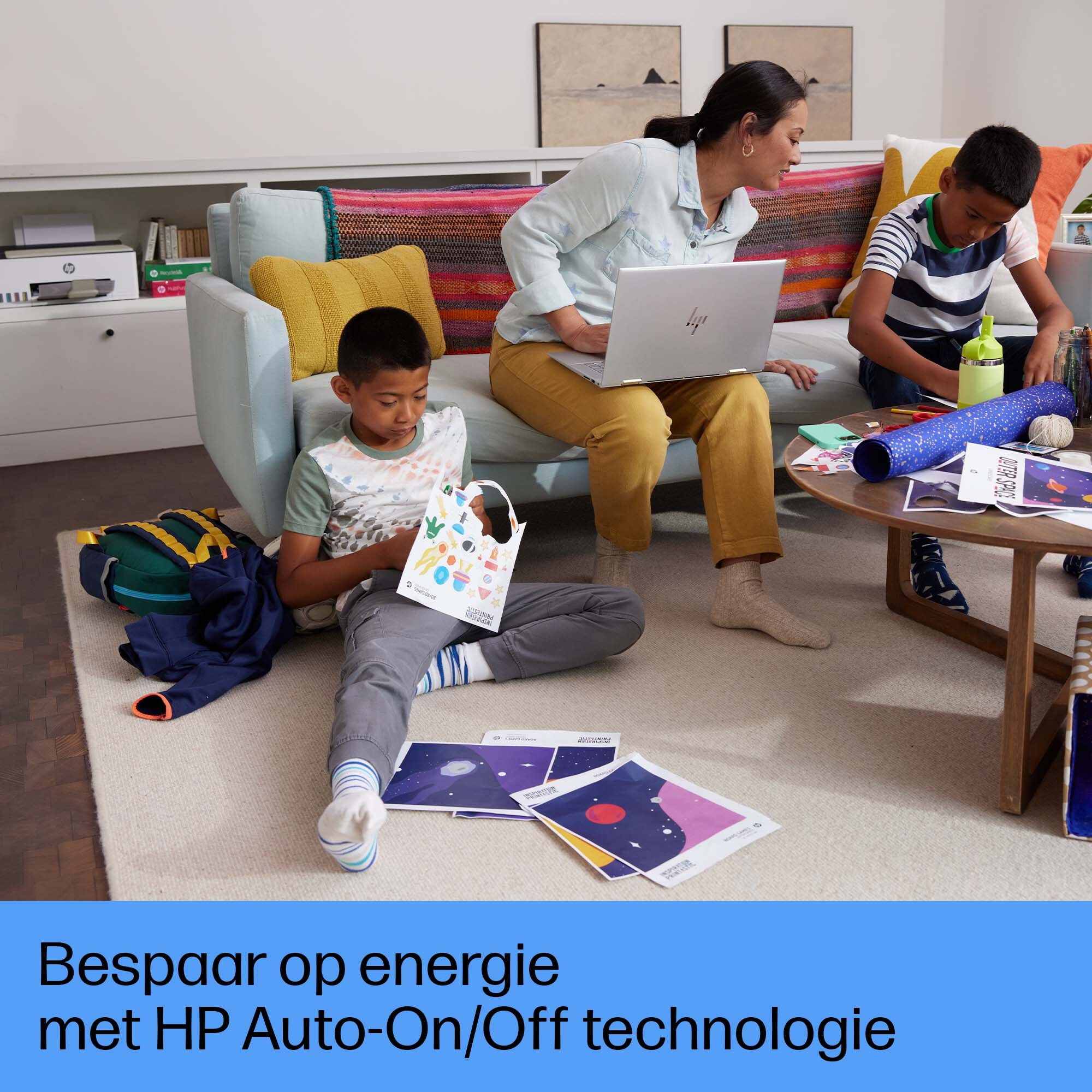 Rodzina w salonie z laptopem, papierami i sofą na białym tle.