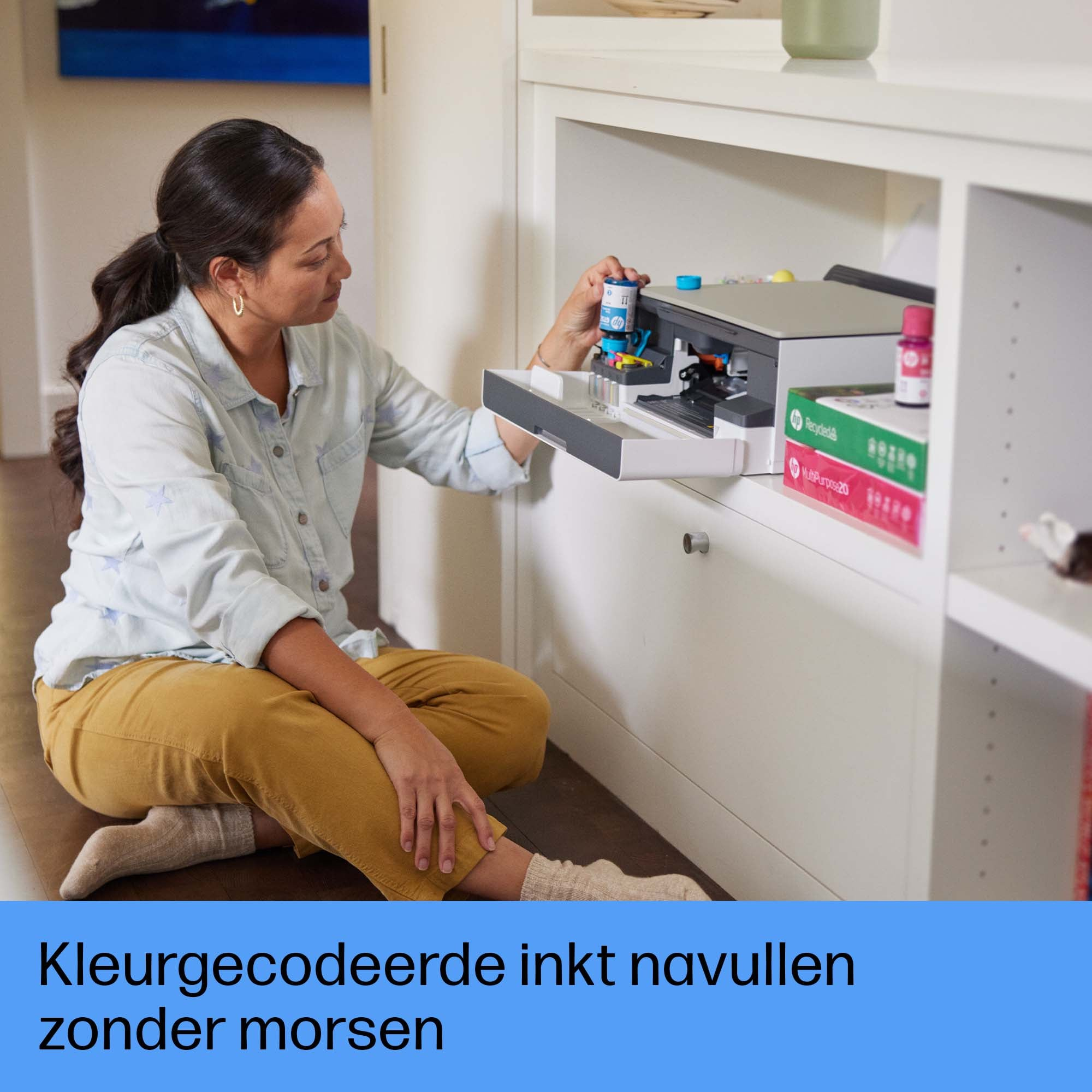 Kobieta uzupełnia wkład atramentowy drukarką na półce.