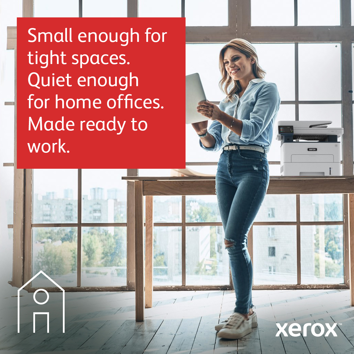 Kobieta używająca tabletu w pobliżu drukarki Xerox, tekst: "Mały...Gotowy do pracy."