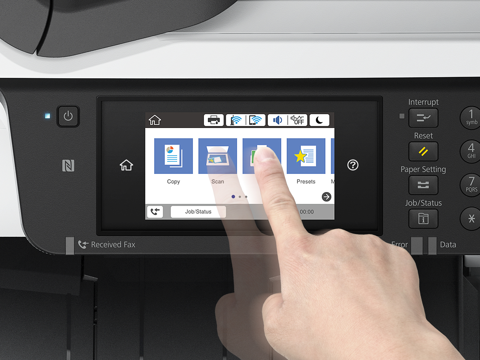 Dito di una persona che tocca lo schermo di una stampante Epson. Stampante a fuoco.