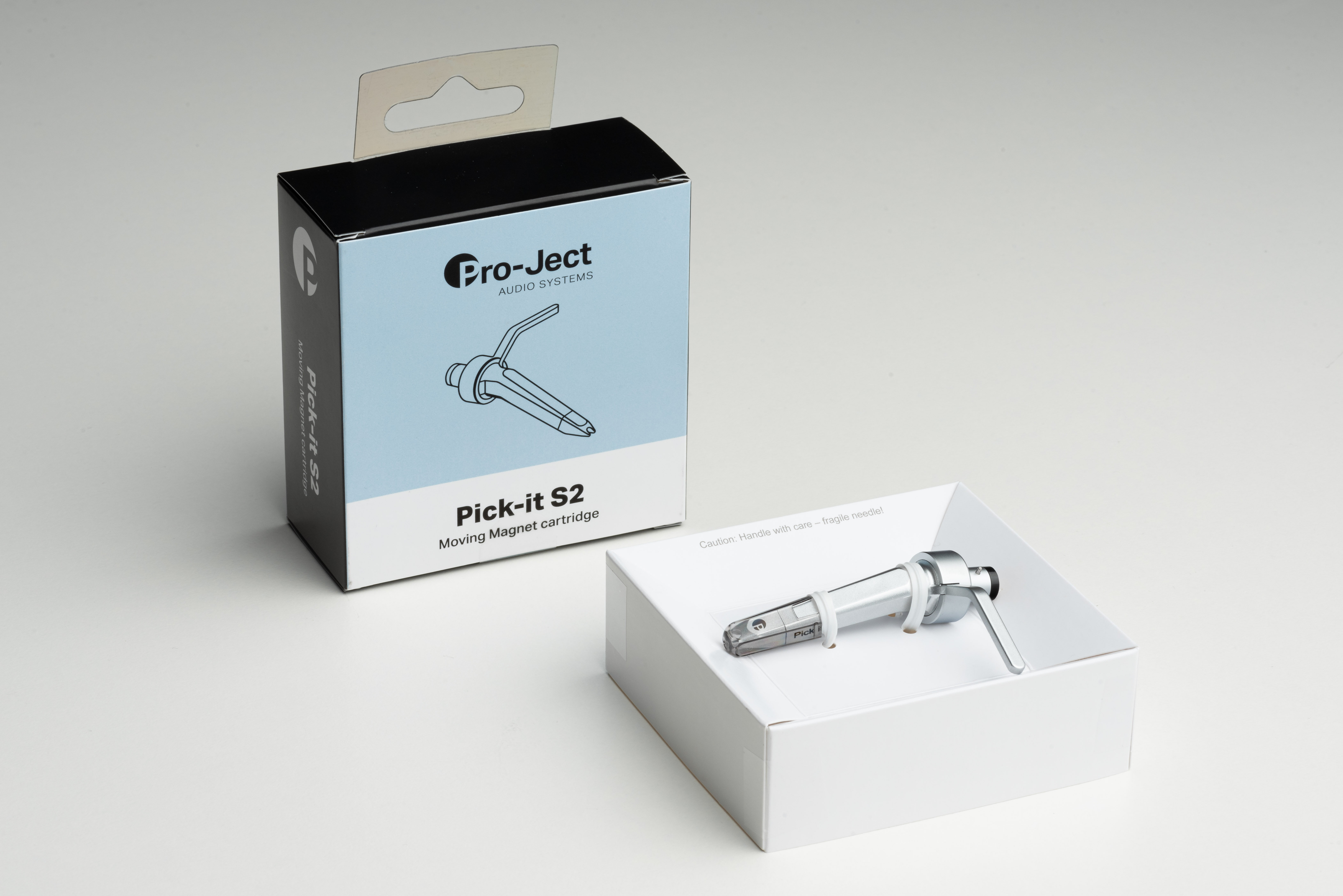 Dwa pudełka, jedno otwarte ze srebrnym wkładem i jedno zamknięte ze schematem.