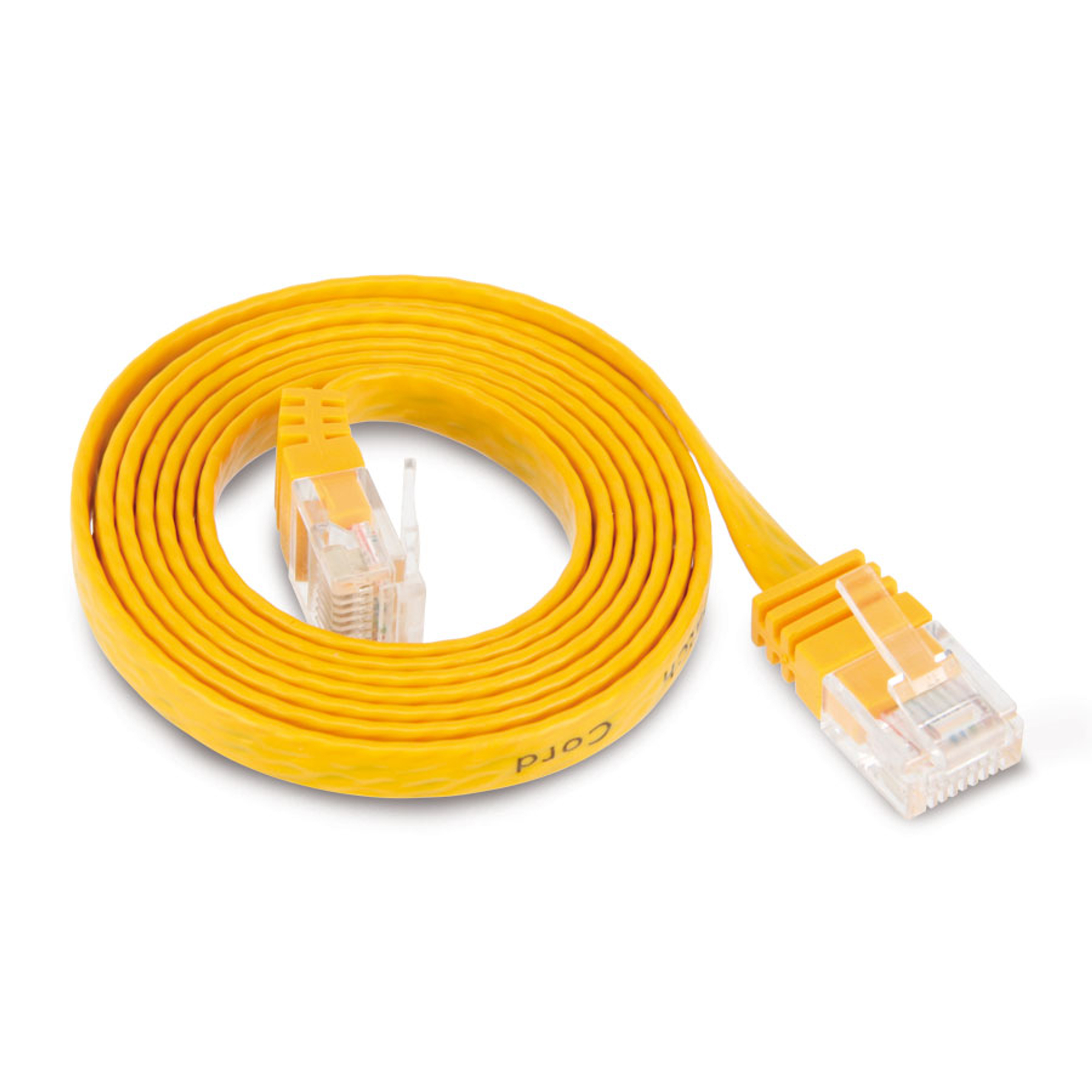 Cavo Ethernet giallo arrotolato su bianco. Due connettori arancioni visibili.