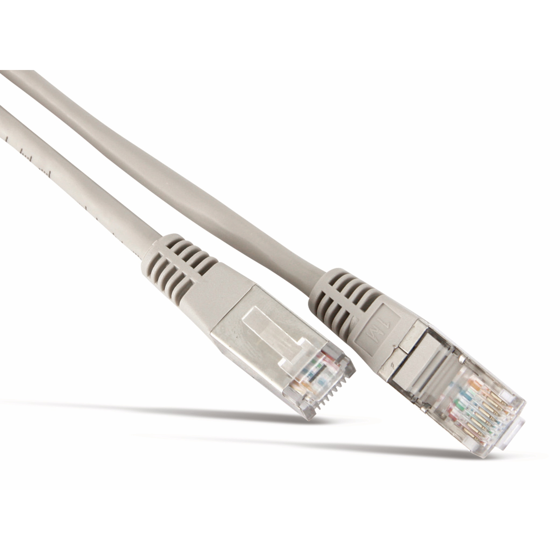 Dwa szare kable Ethernet z przezroczystymi złączami. Białe tło, kable na ziemi.