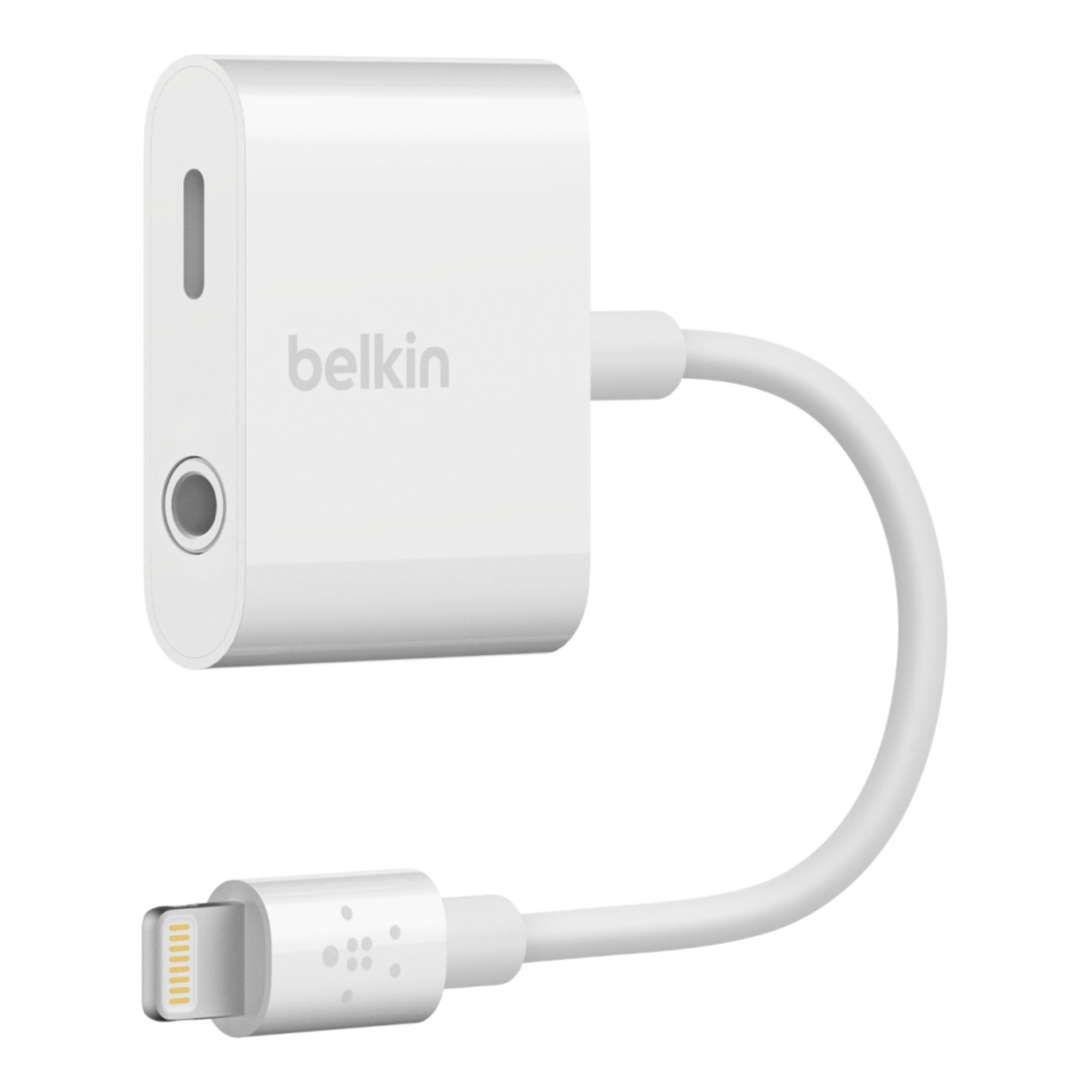 Weißer Adapter mit Lightning-Anschluss, verbunden mit einem weißen Kabel. Die Marke ist Belkin.