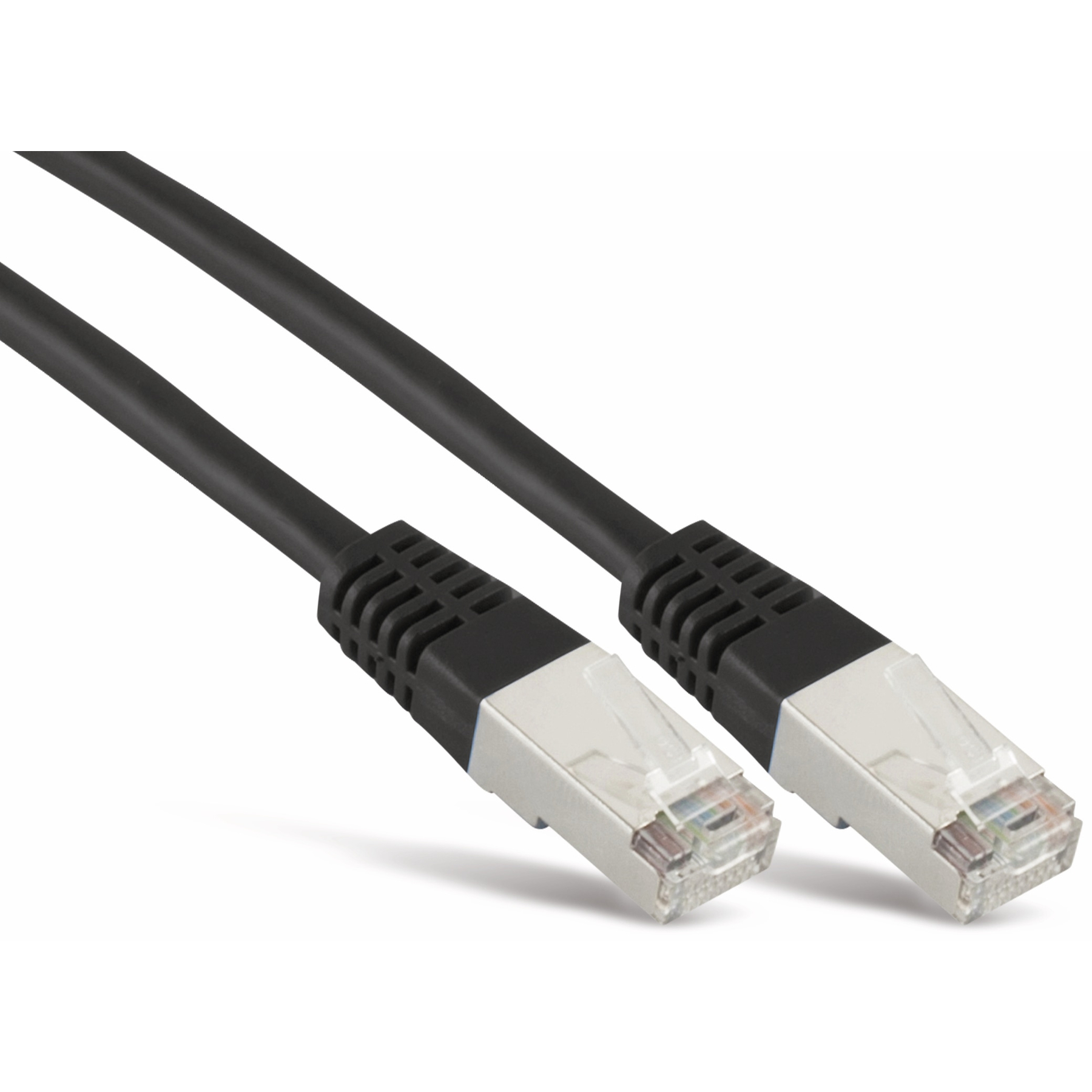 Dwa czarne kable Ethernet z wtyczkami. Leżą na białym tle.