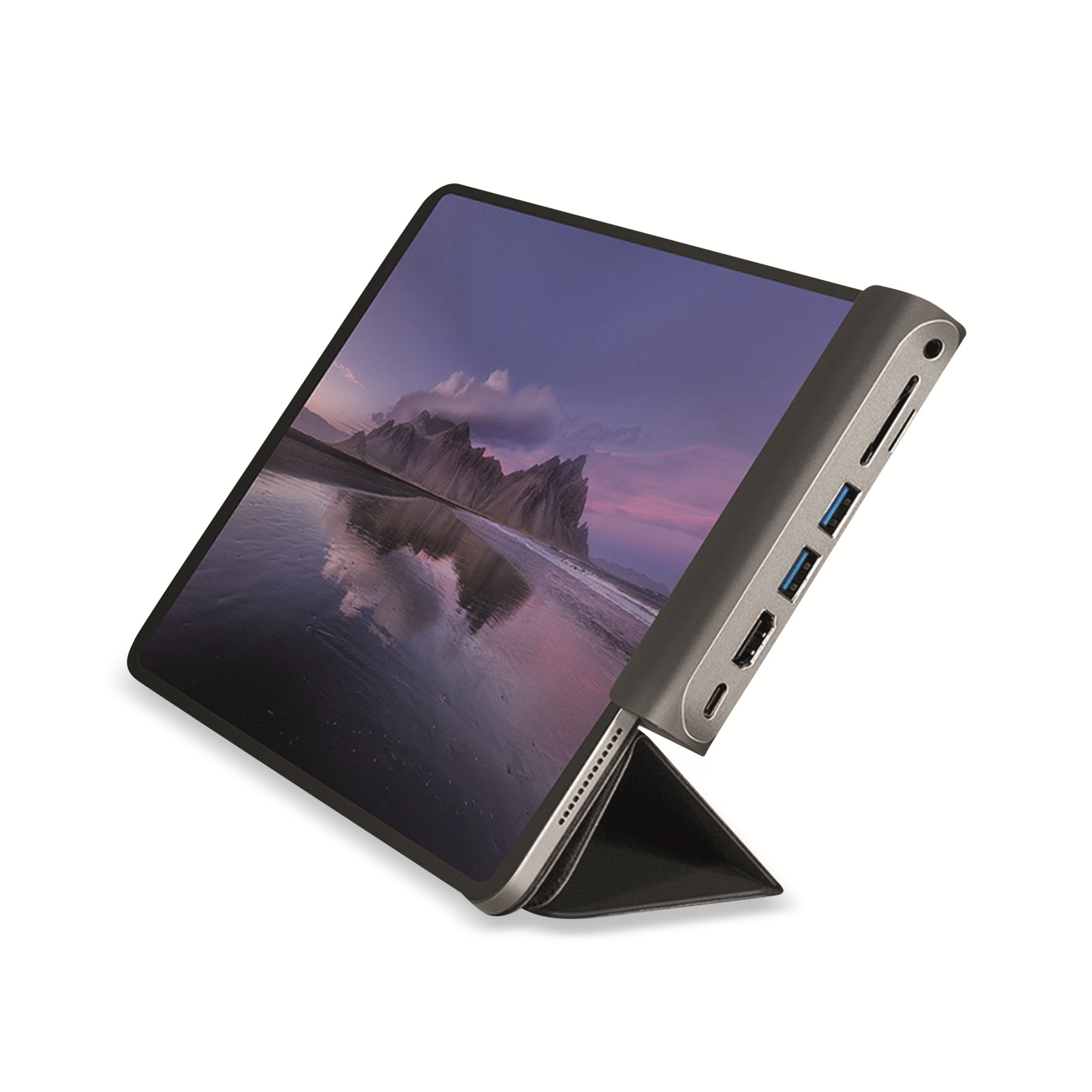 Ein Tablet mit Hülle und USB-Hub, angewinkelt auf weißem Hintergrund.
