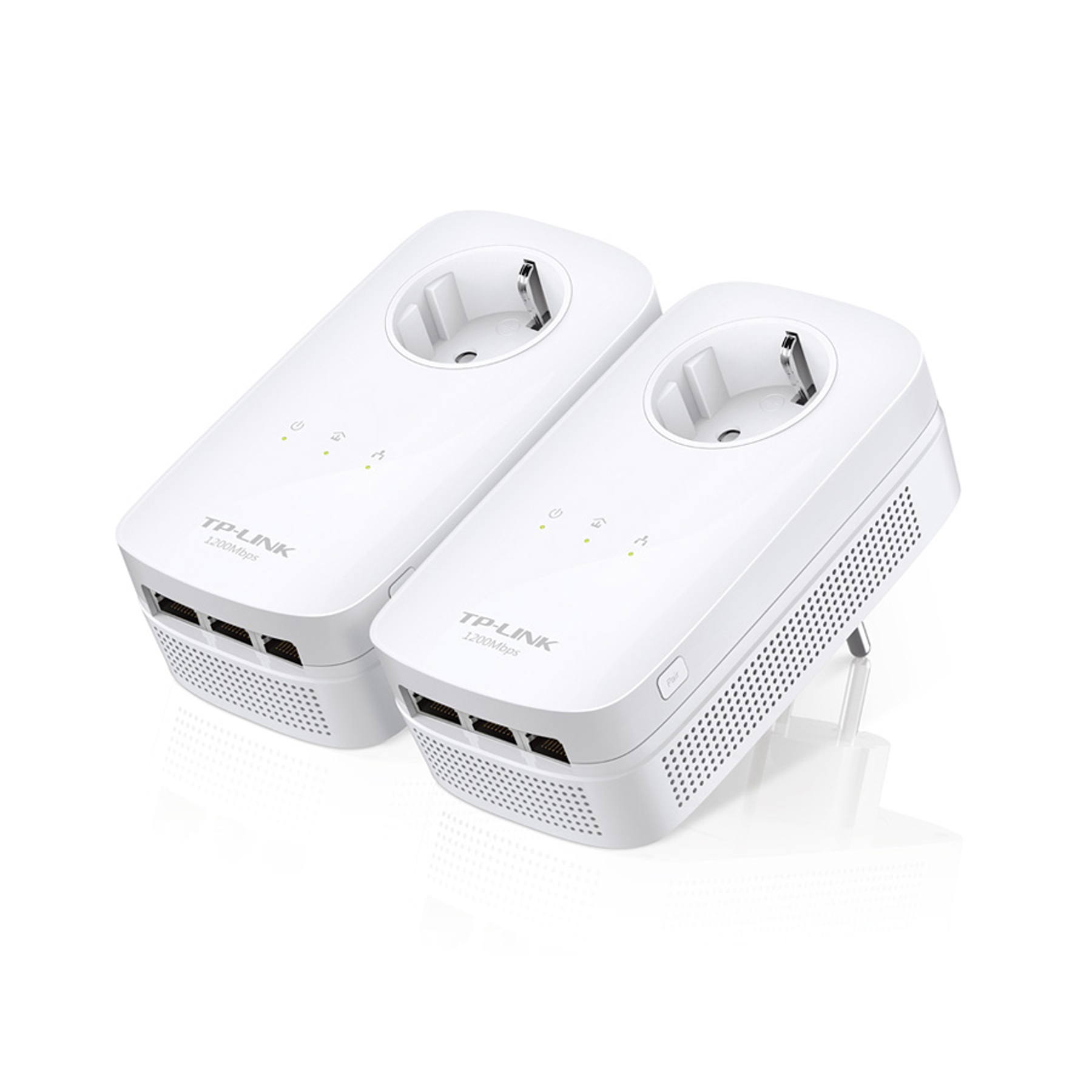 Due adattatori powerline TP-Link 1200Mbps bianchi angolati su una superficie bianca.