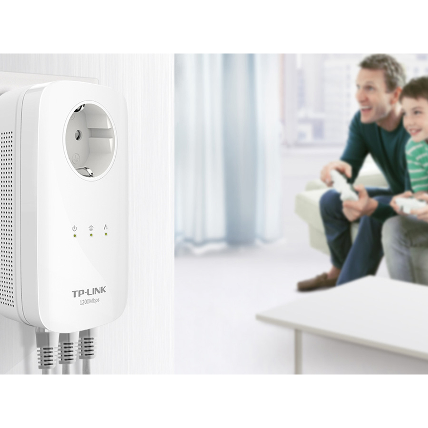 Białe urządzenie TP-Link podłączone do gniazda ściennego.