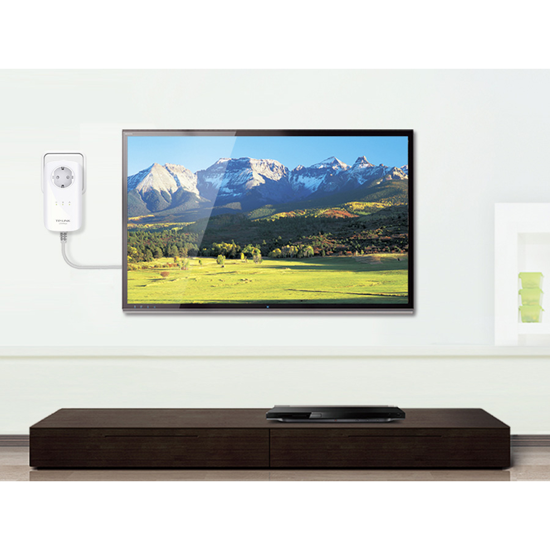 Telewizor na ciemnobrązowej szafce z wtyczką ścienną.