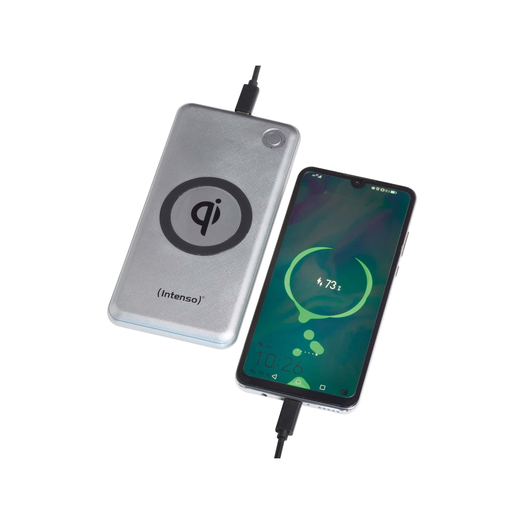 Un power bank argentato che carica un telefono con un cavo.