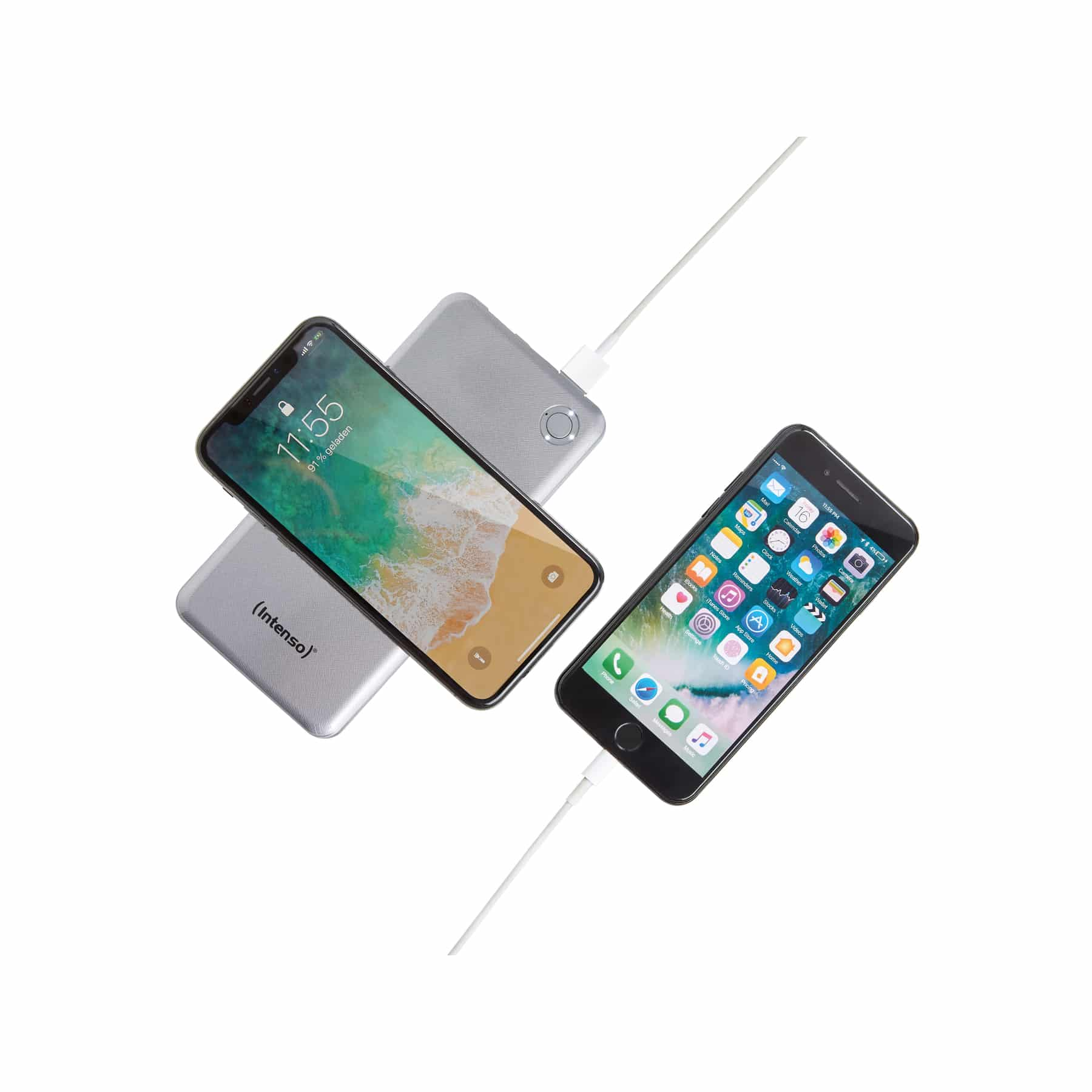 Due telefoni in carica con un power bank argentato. Uno mostra una schermata iniziale, l'altro una foto della spiaggia.
