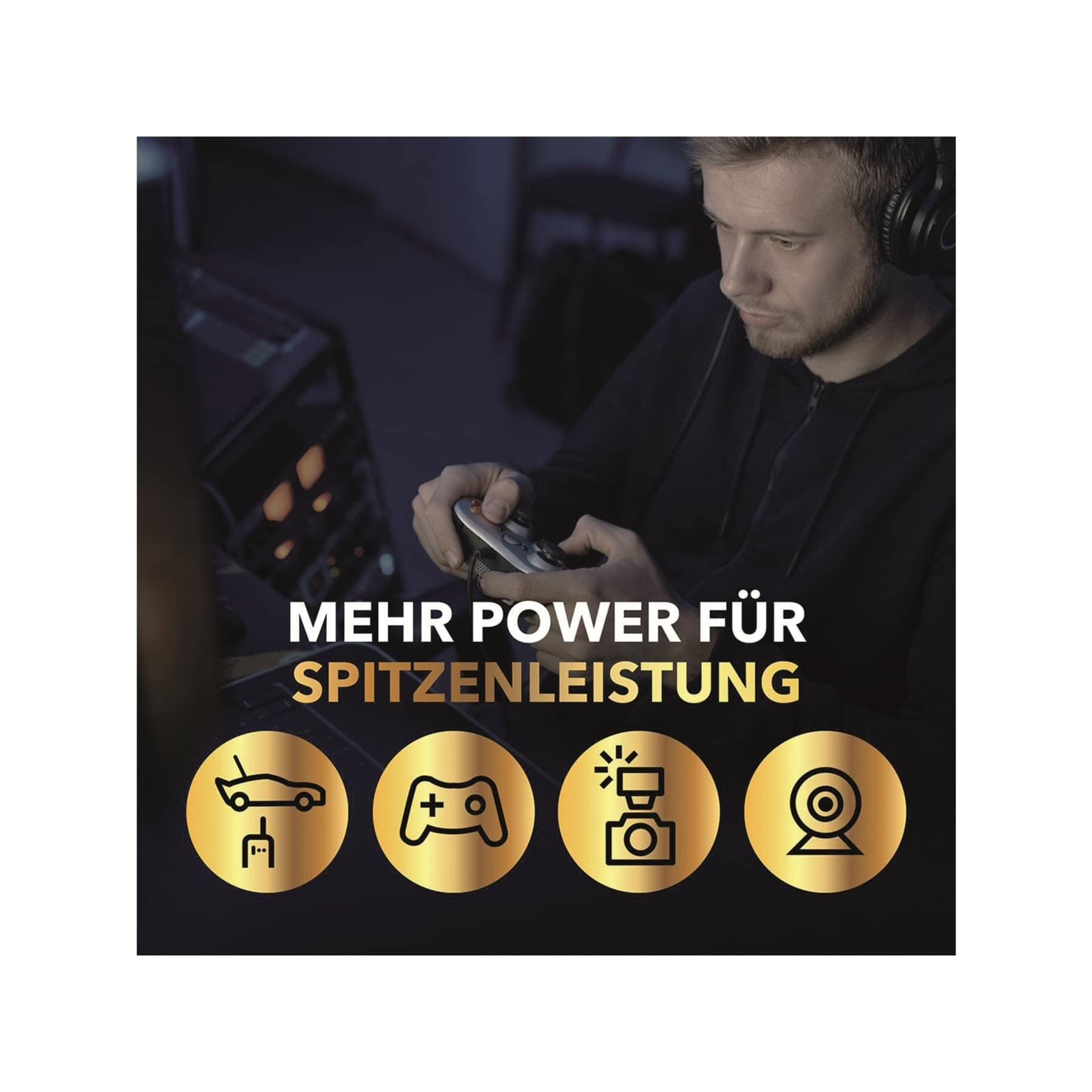 Mężczyzna w słuchawkach grający w grę, z ikonami i nakładką tekstową.