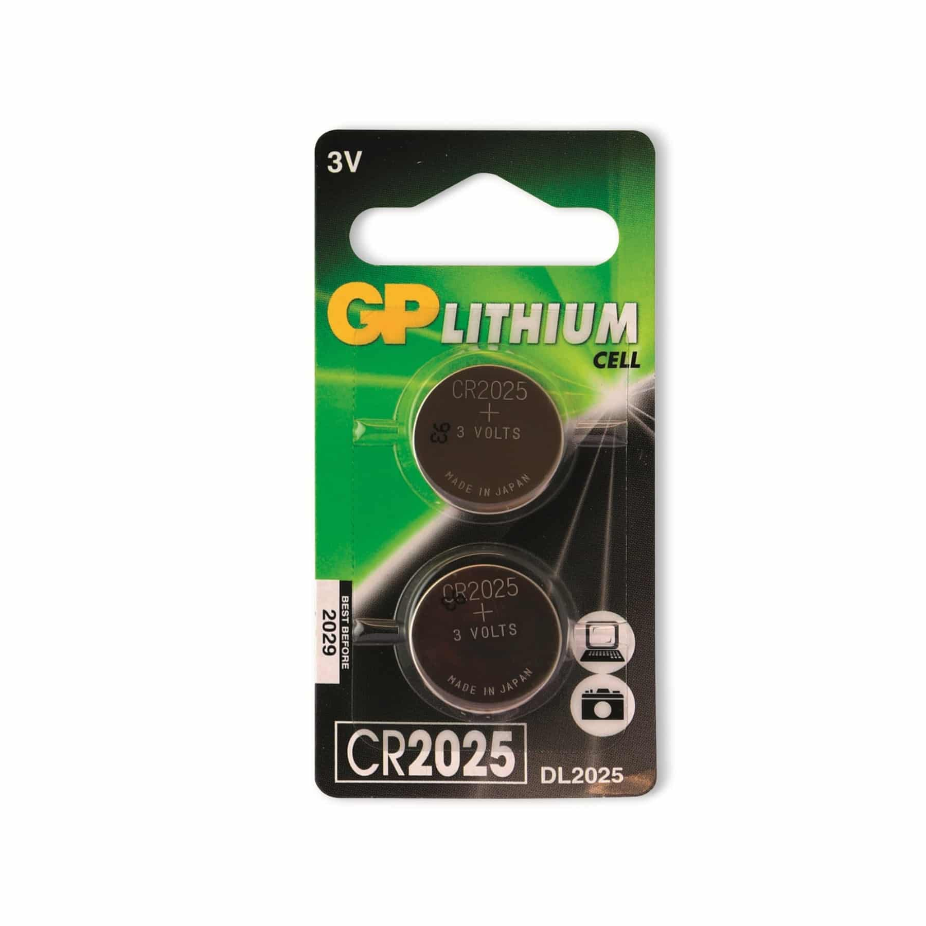 Eine Blisterpackung mit zwei Knopfzellenbatterien mit grünem und schwarzem Etikett, isoliert auf Weiß.