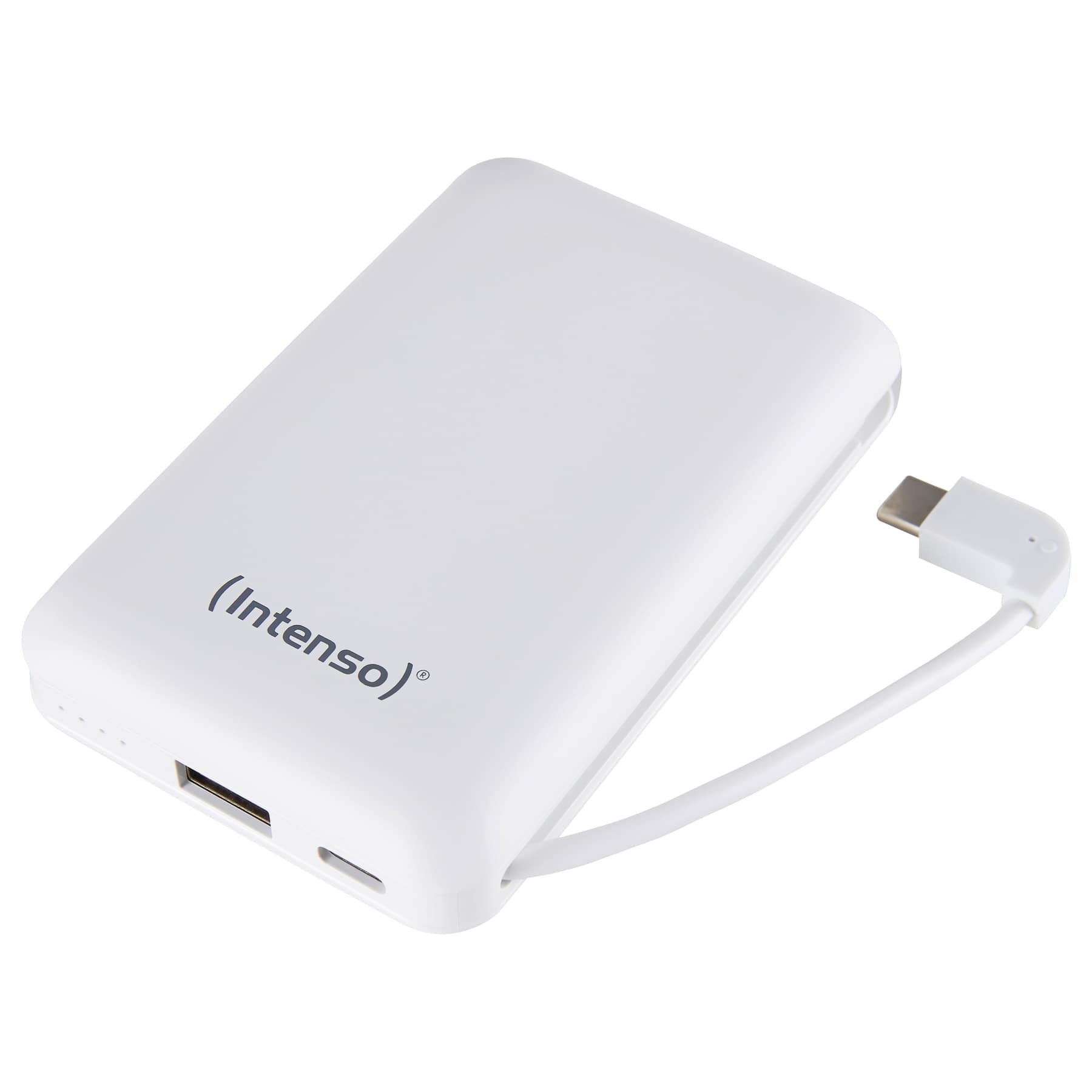 Weiße Powerbank mit USB- und USB-C-Anschlüssen, weißes Kabel, weißer Hintergrund.