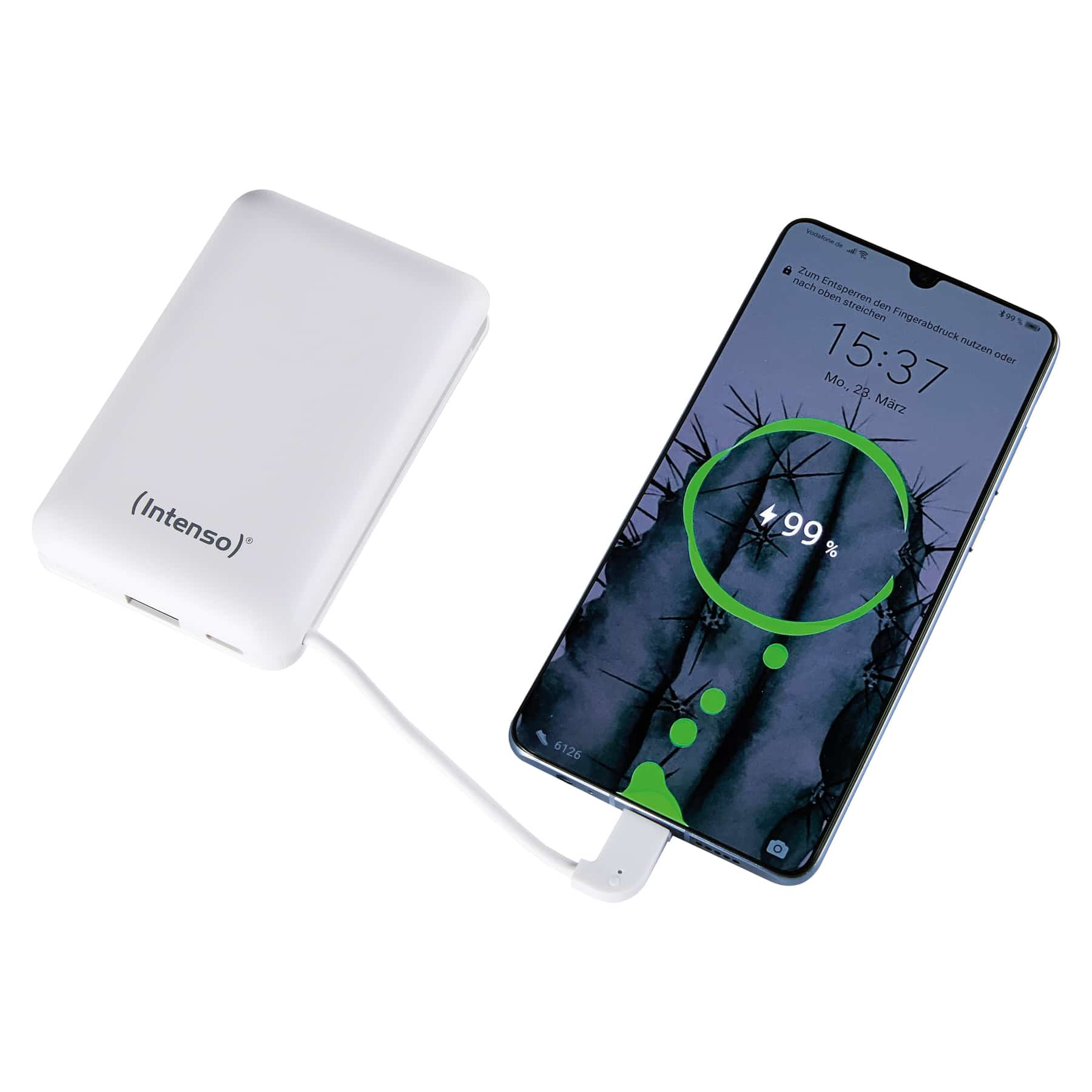 Weiß Powerbank lädt Smartphone mit 99% Akku-Anzeige.