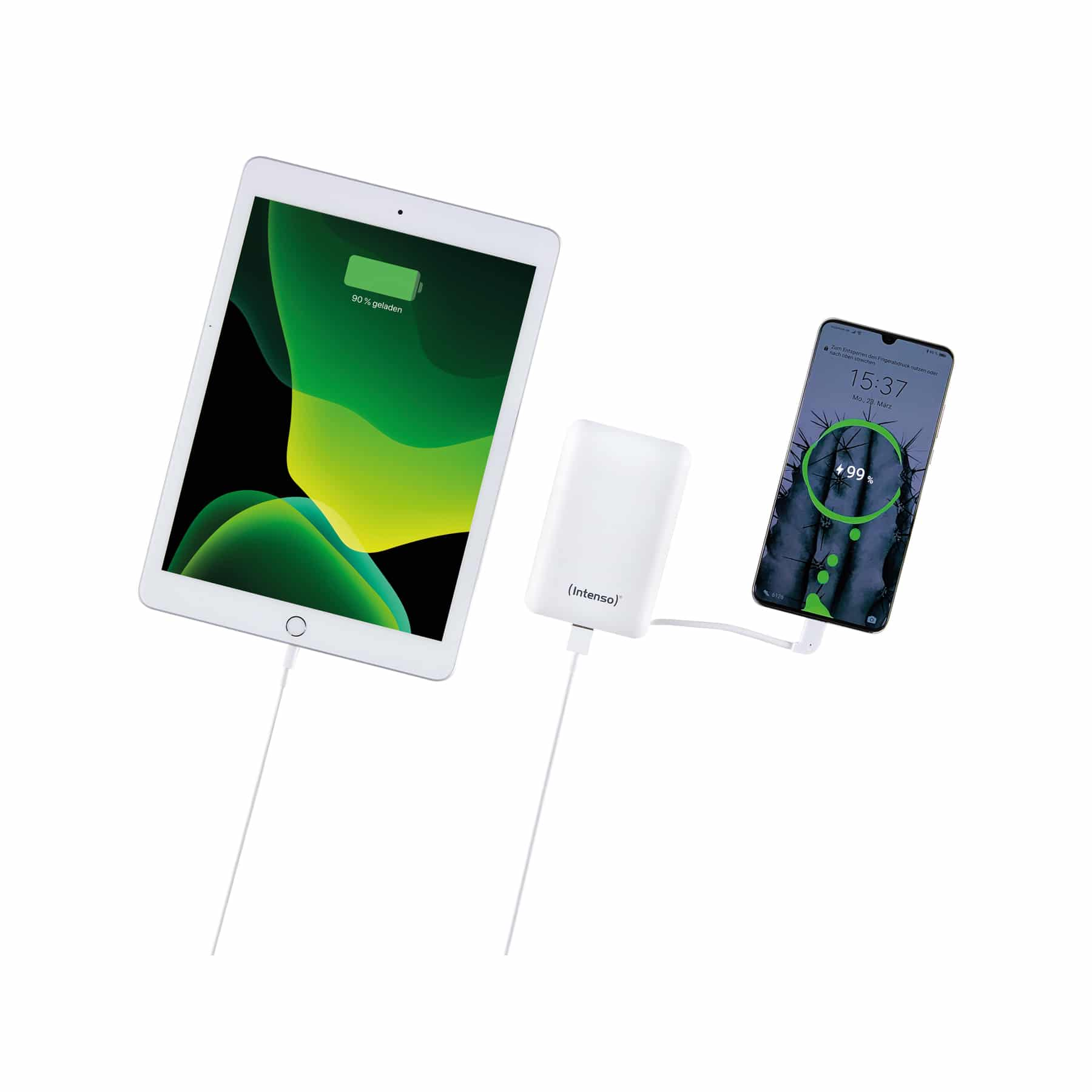 Tablet und Telefon laden über eine weiße Powerbank. Tablet zeigt 50%, Telefon 99%.