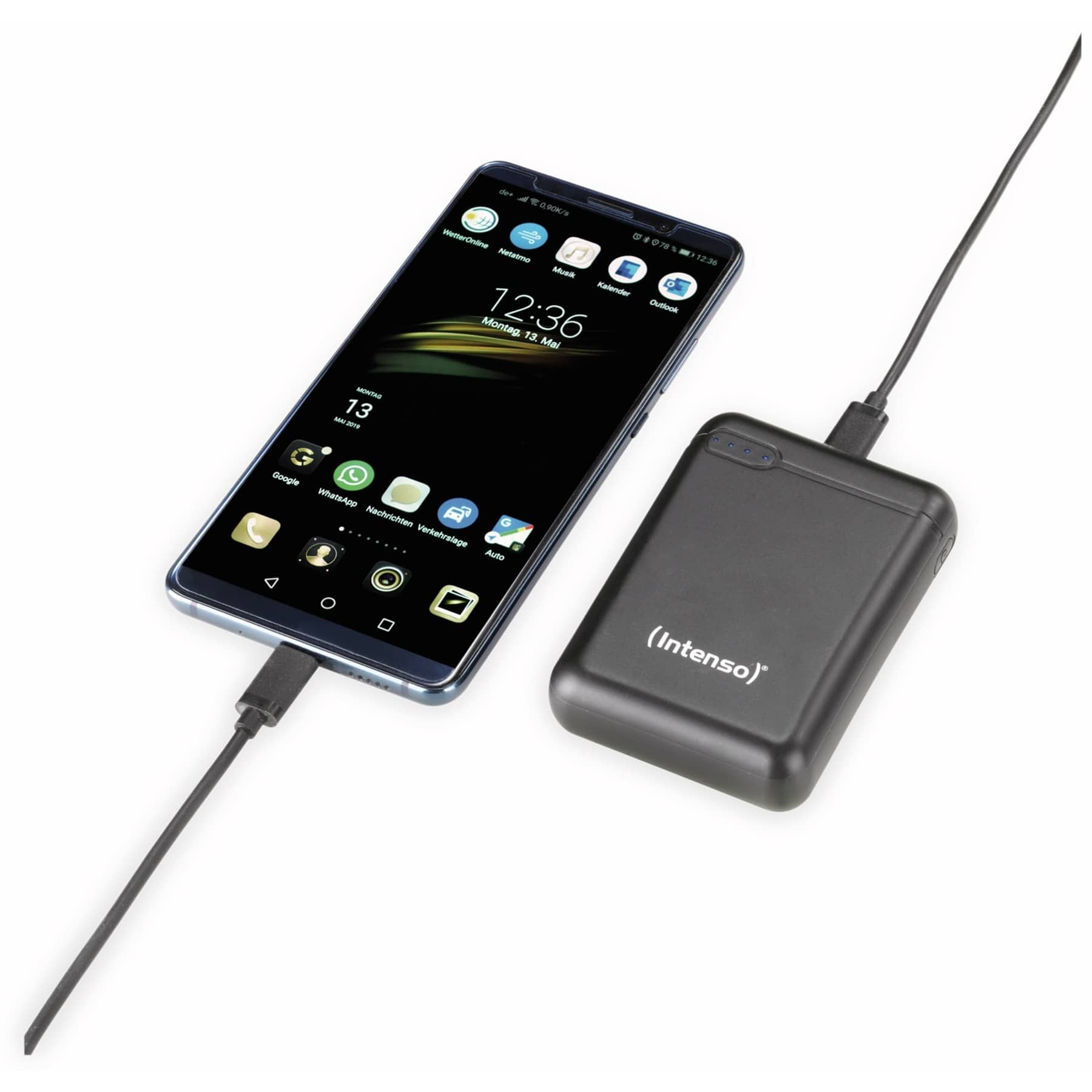 Smartphone conectado a un banco de energía negro por cable negro. Muestra la hora: 12:36.