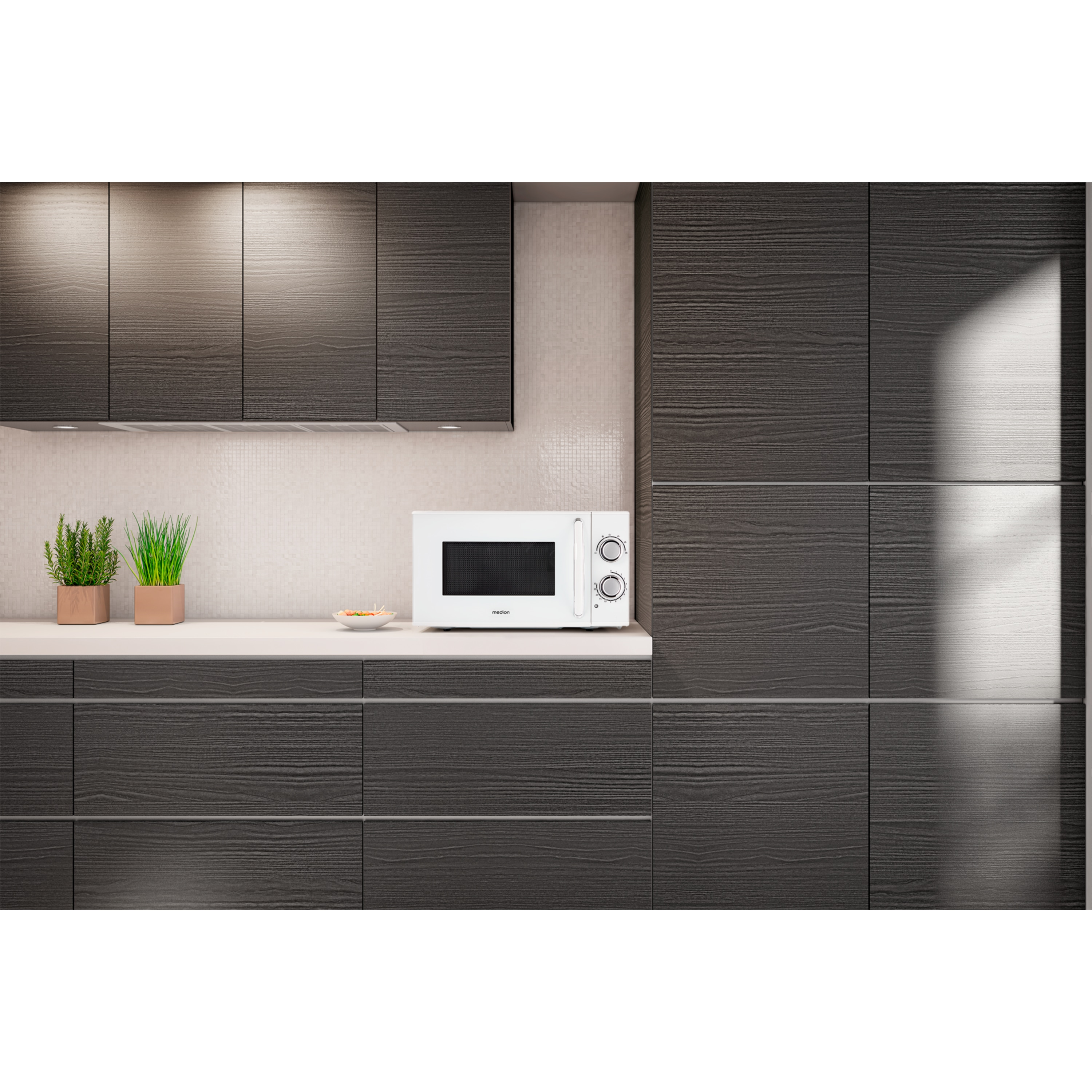 Biała kuchenka mikrofalowa w drewnianej kuchni, z oświetleniem i roślinami w pobliżu.