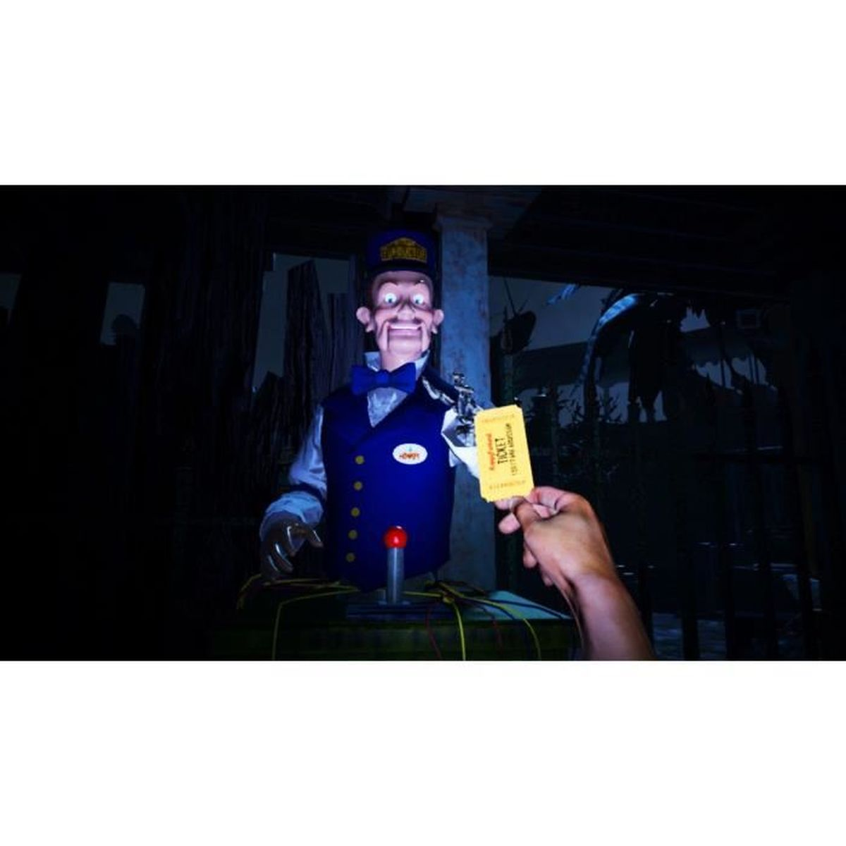 Una mano che tiene un biglietto di fronte a una figura animatronica inquietante in un ambiente buio.