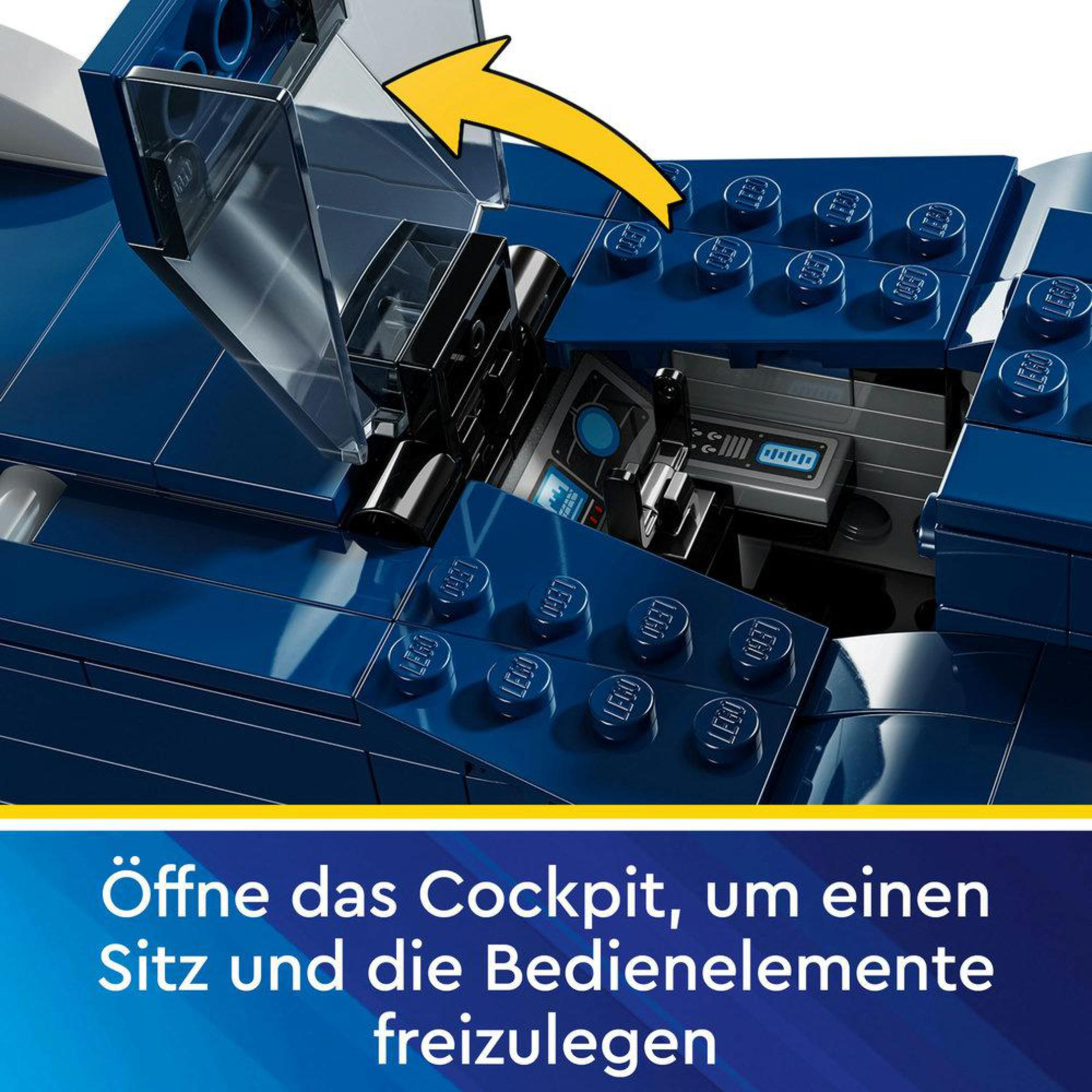 Otwarty kokpit na niebieskim zestawie Lego, z żółtą strzałką, niebieskie i szare klocki.