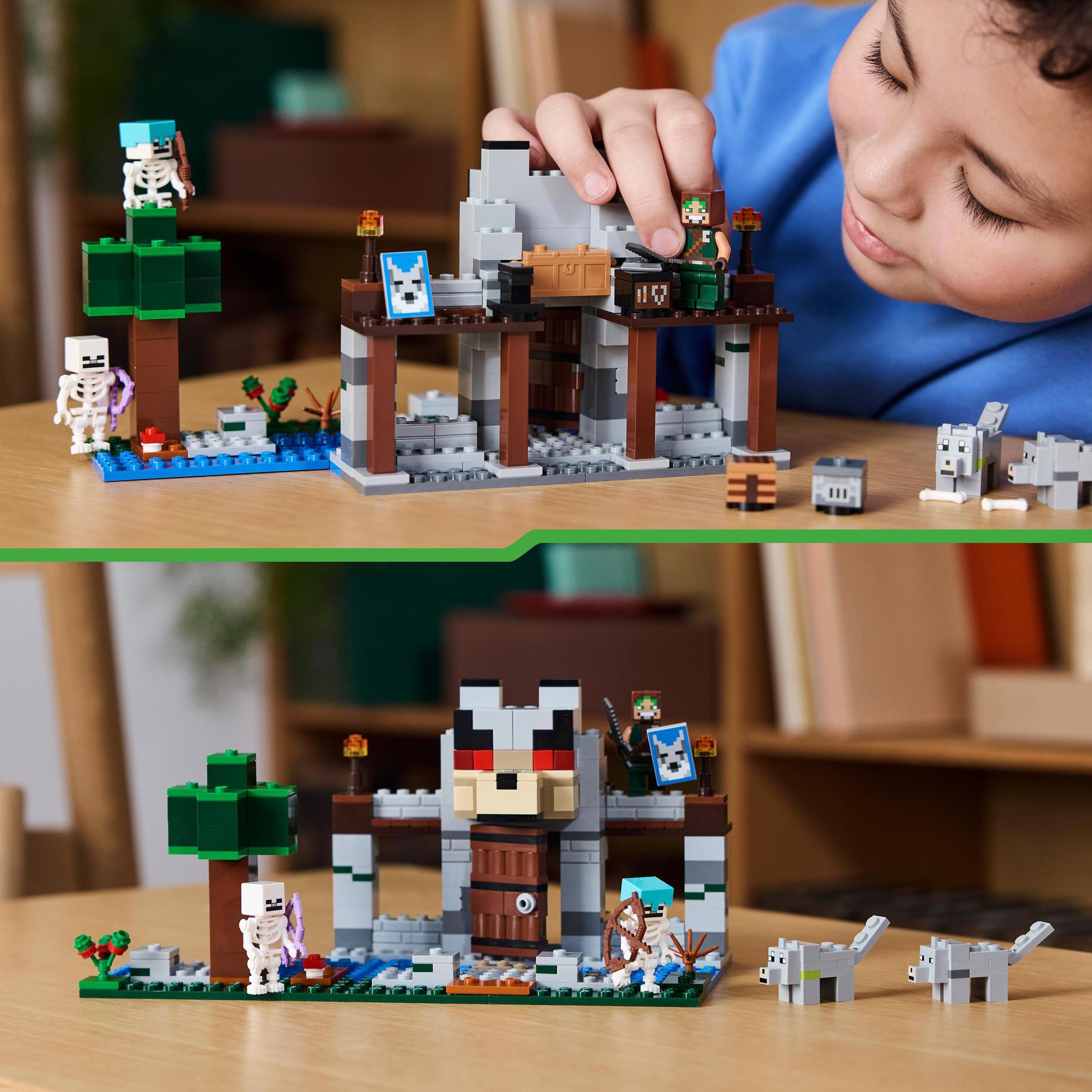 Ein Kind spielt mit einem Minecraft Lego-Set, mit zwei Ansichten des Sets.