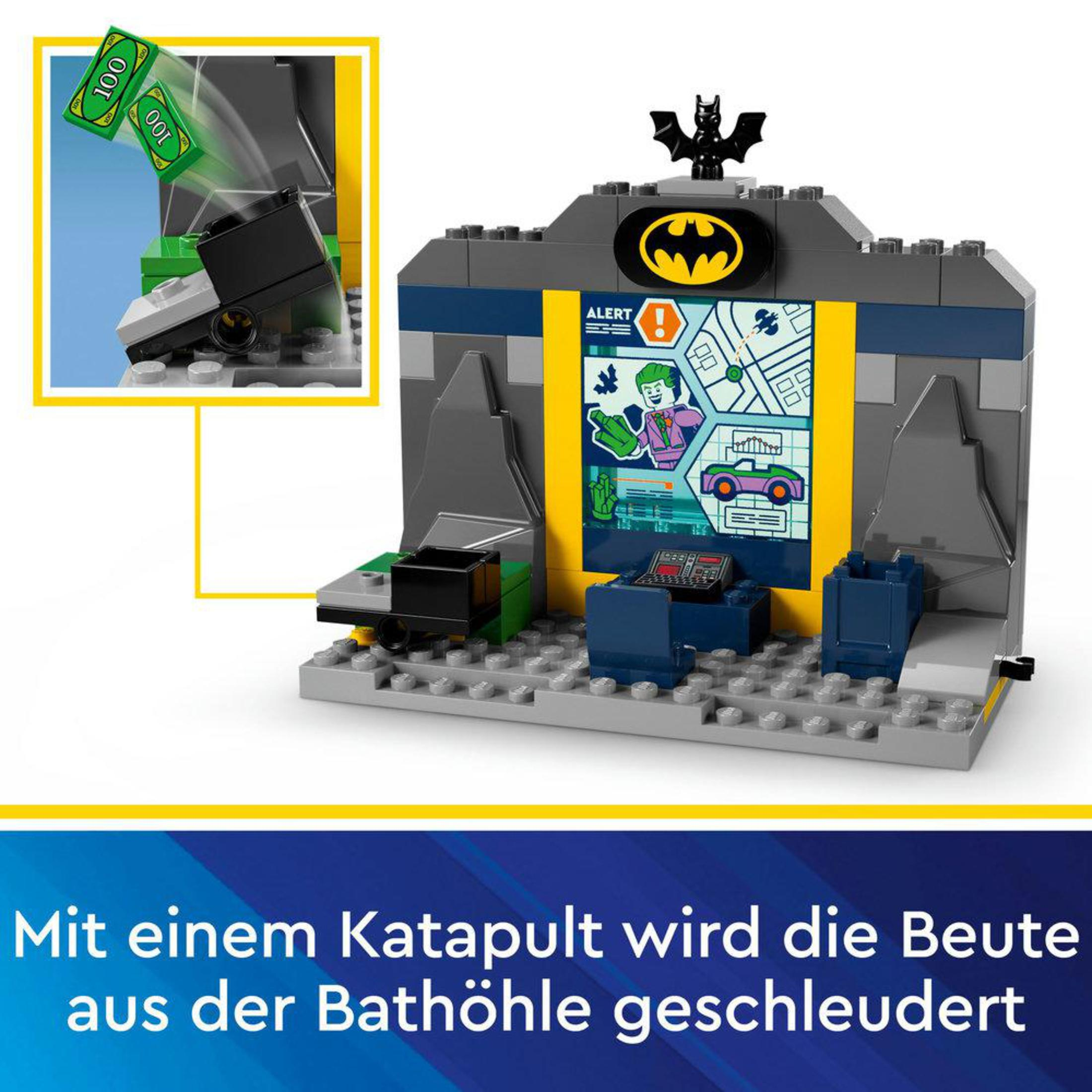 Lego Batman-Szene mit Katapult und Geld. Grau, Blau und Gelb. Weißer Hintergrund.