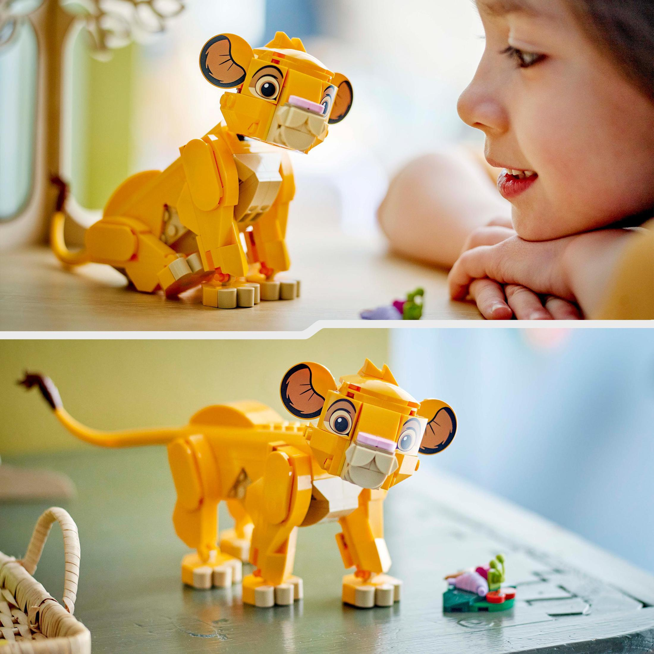 Dos figuras Lego de Simba del Rey León. Una es admirada por un niño.