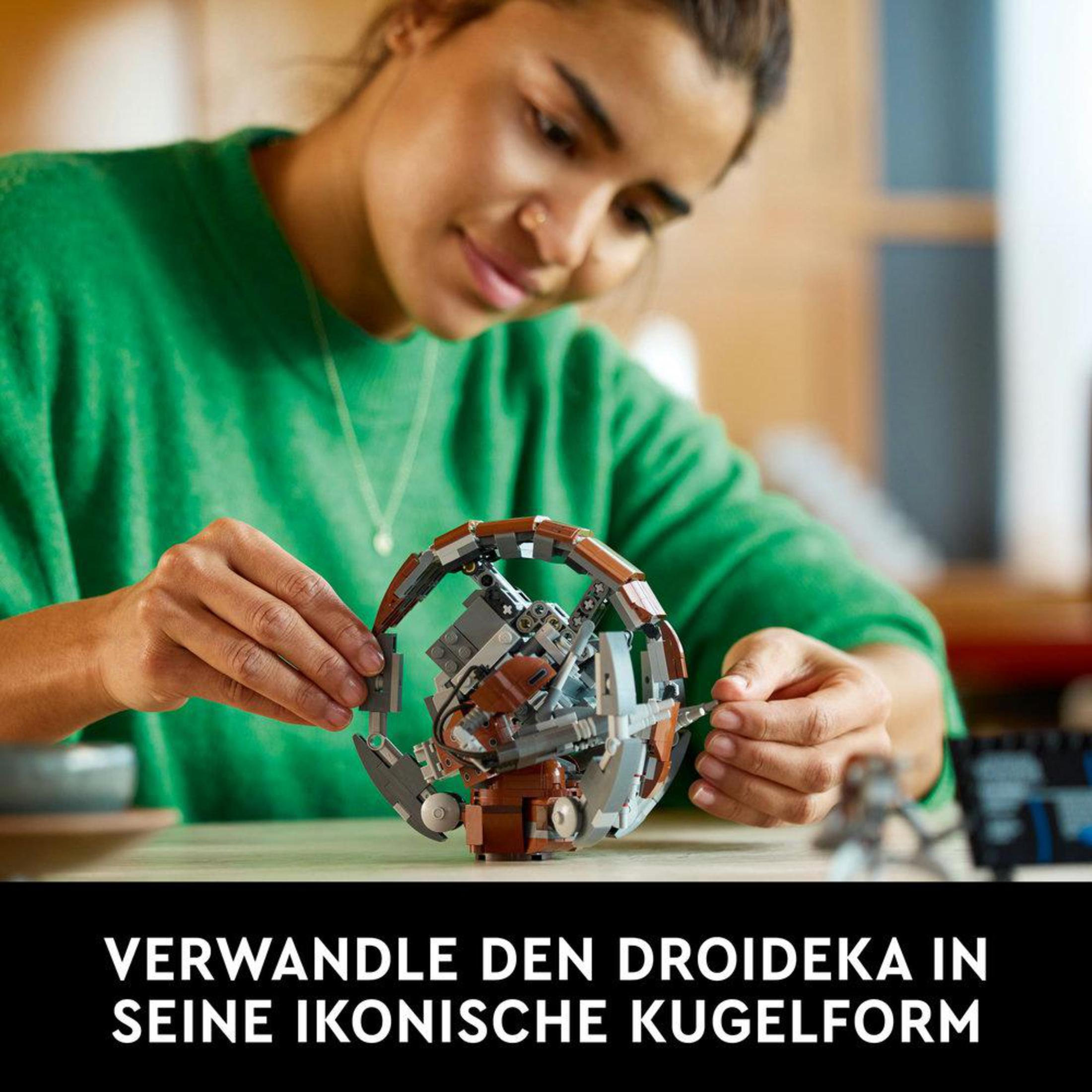 Osoba składa model Lego Droideka, trzymając części w okręgu.