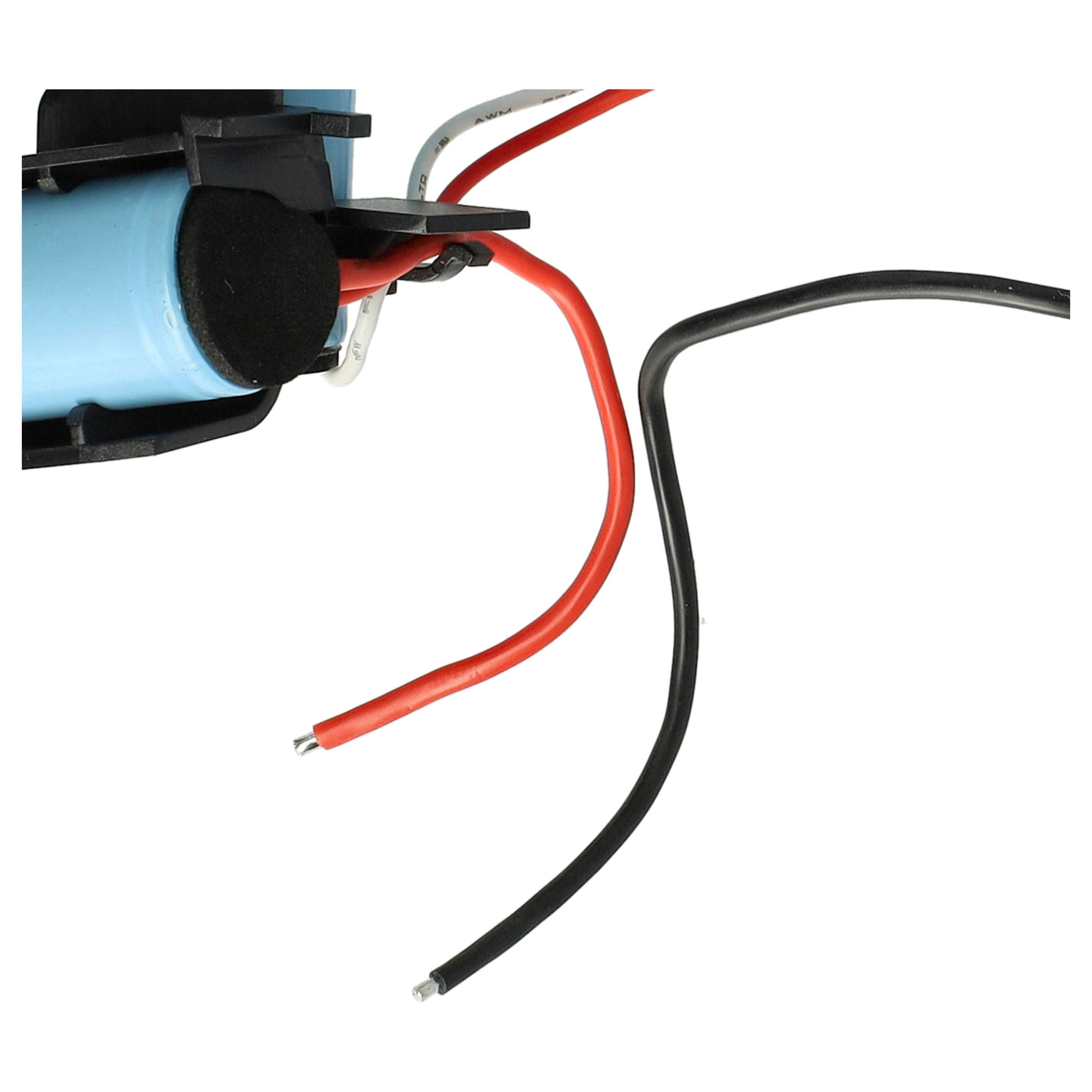 Nahaufnahme einer blauen Batterie mit schwarzen und roten Drähten. Drähte sind an der Batterie befestigt.