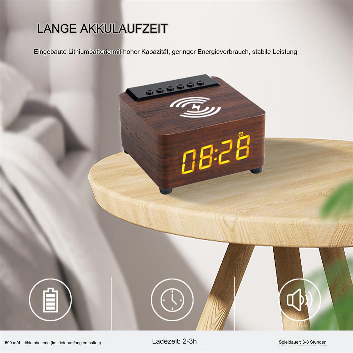 Ein hölzernes Radiowecker auf einem Holztisch, der die Uhrzeit in gelben Zahlen anzeigt. Der Hintergrund ist verschwommen.