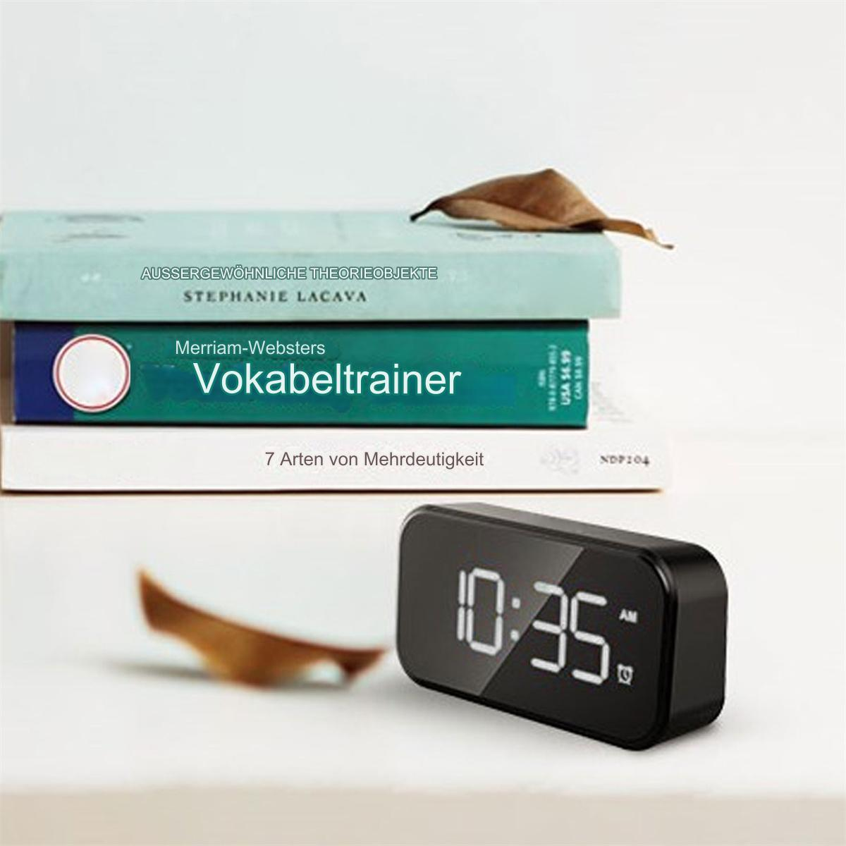 Bücher und ein digitaler Wecker. Text auf Büchern: Theorie, Vokabeltrainer und Mehrdeutigkeit.