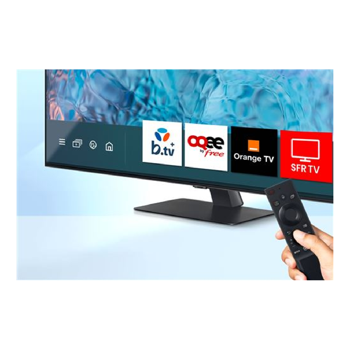 TV-Bildschirm mit App-Symbolen. Eine Hand hält eine Fernbedienung.