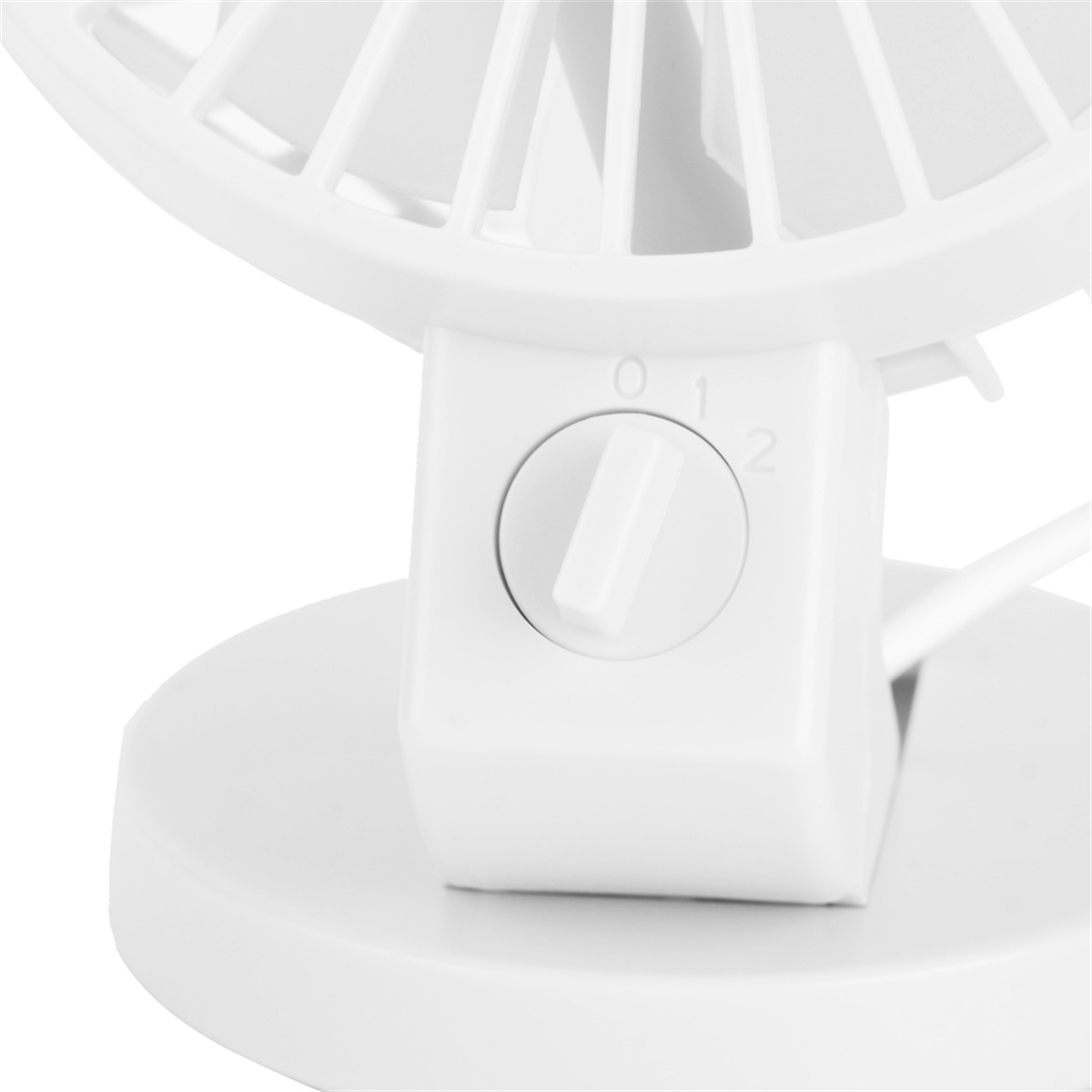 Ein weißer Ventilator mit einem Drehregler mit den Zahlen 0, 1 und 2.