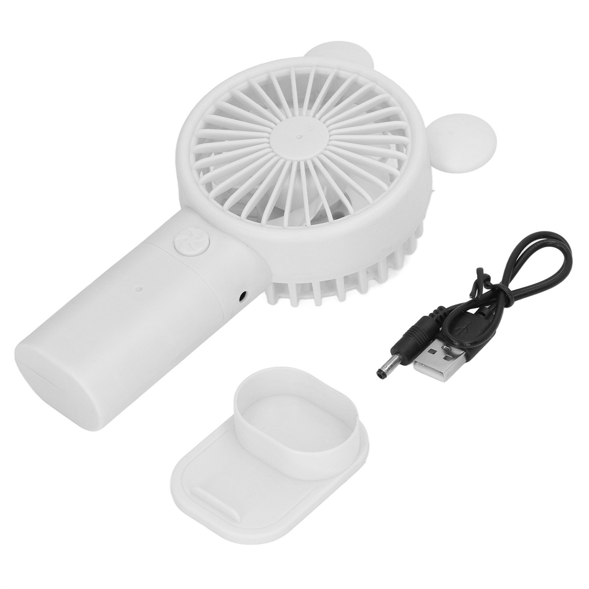 Ein weißer Handventilator mit Ladekabel und Ständer, alles auf einer weißen Oberfläche.