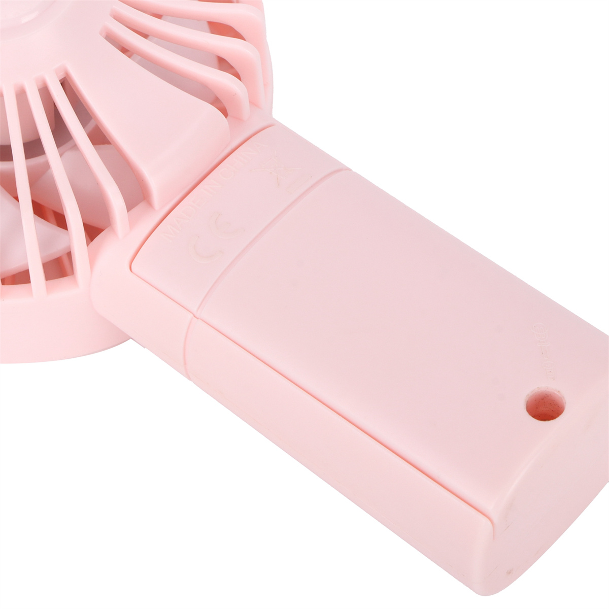 Rosa Handventilator mit Griff und Lüfterblättern. Der Ventilator besteht aus Kunststoff.