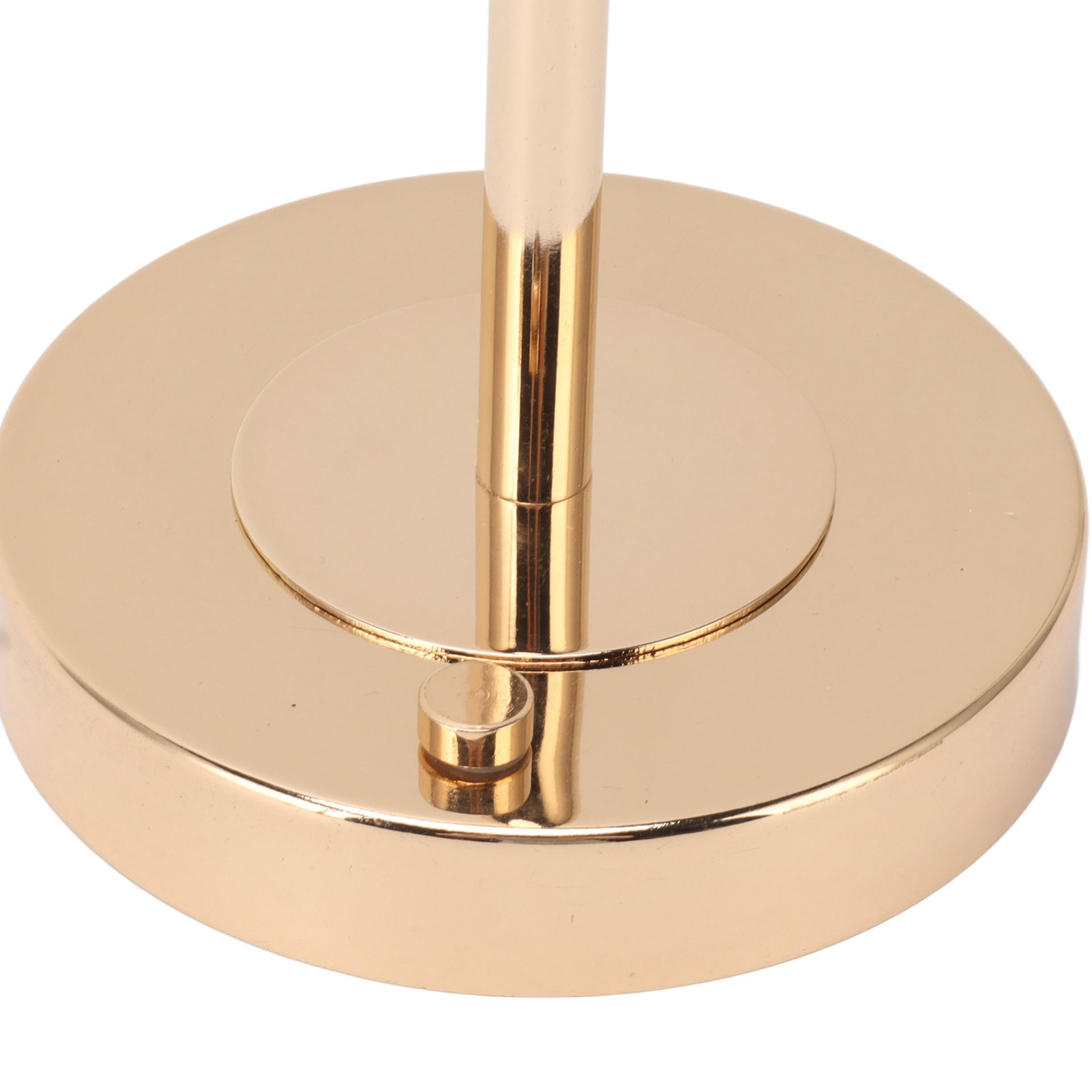 Goldfarbener Sockel für eine Lampe oder ähnliches.