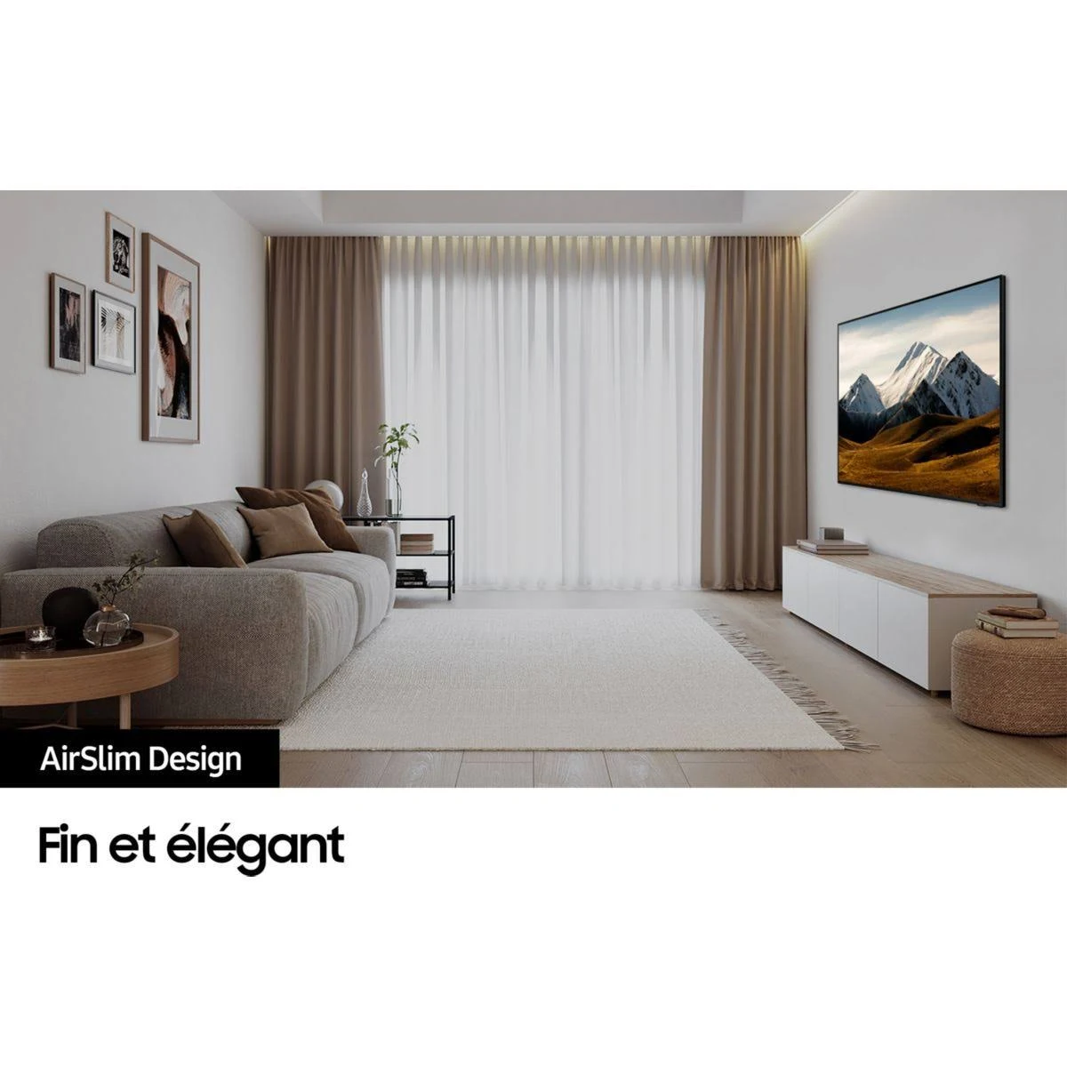 Salon z telewizorem, sofą, zasłonami i dziełami sztuki.