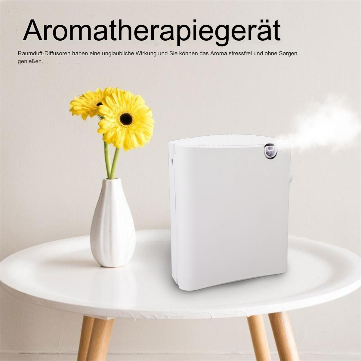 Weißes Aromatherapiegerät mit einer Vase mit Blumen. Es steht auf einem weißen Tisch und gibt einen Dampfstrahl ab.