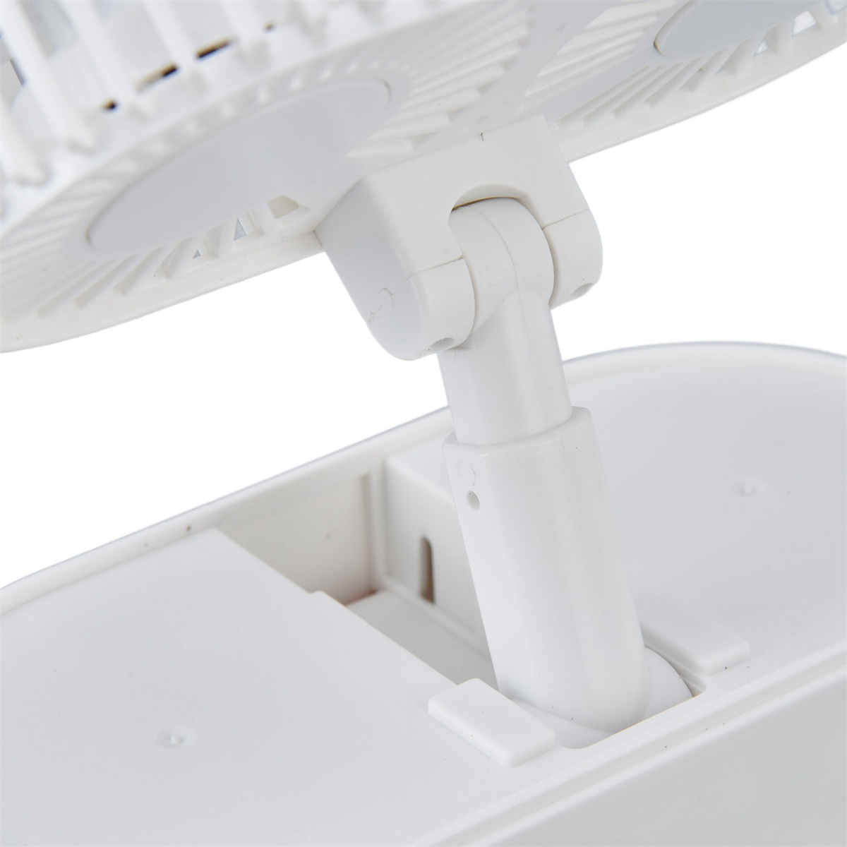 Weißer Ventilator mit verstellbarem Arm. Er ist eingeschaltet. Nahaufnahme.