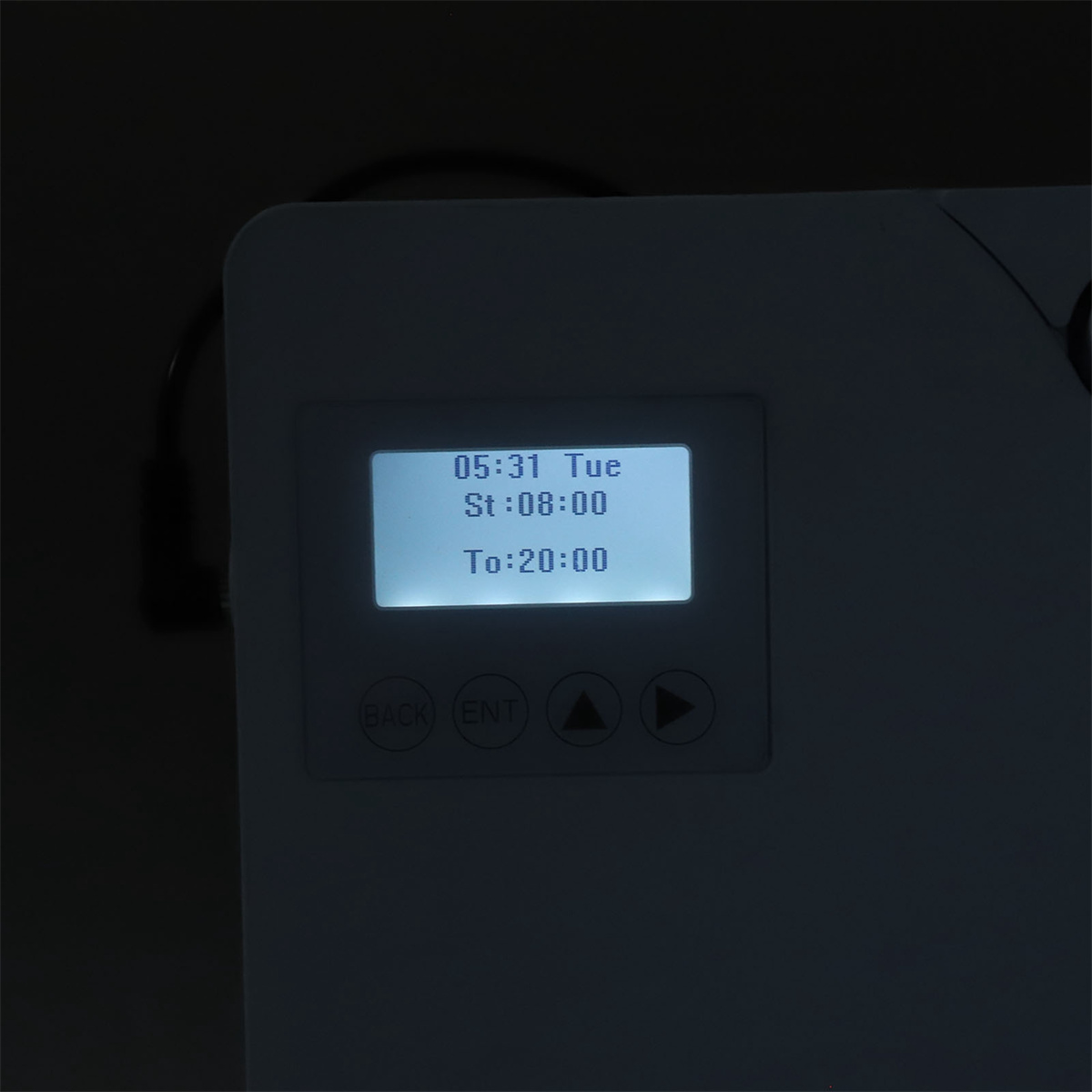 Ein Bildschirm mit weißem Hintergrund und Text: 05:31 Tue St:08:00 To:20:00.