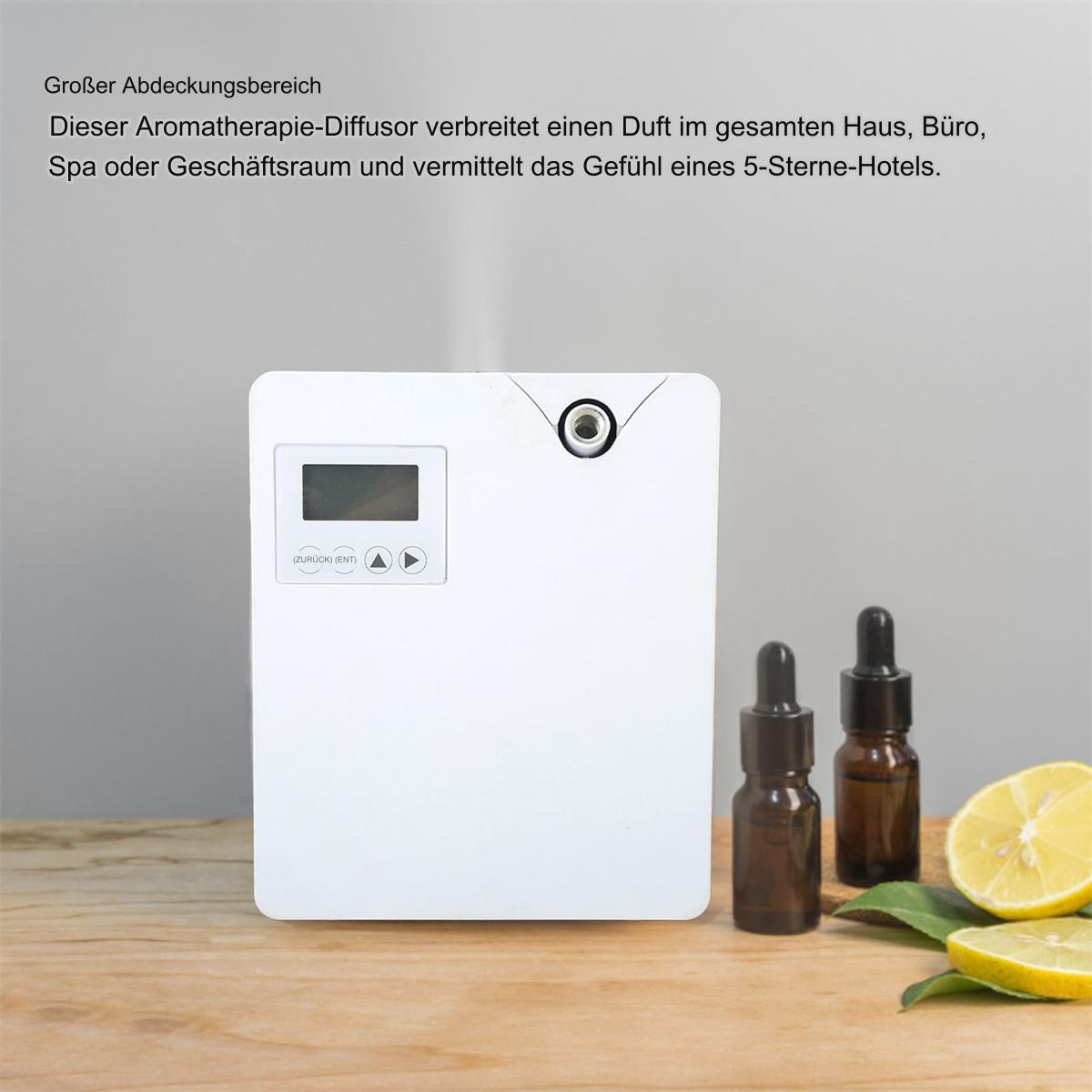 Weißer Aromatherapie-Diffusor. Zwei kleine Flaschen, Zitronenscheiben und Holzoberfläche.