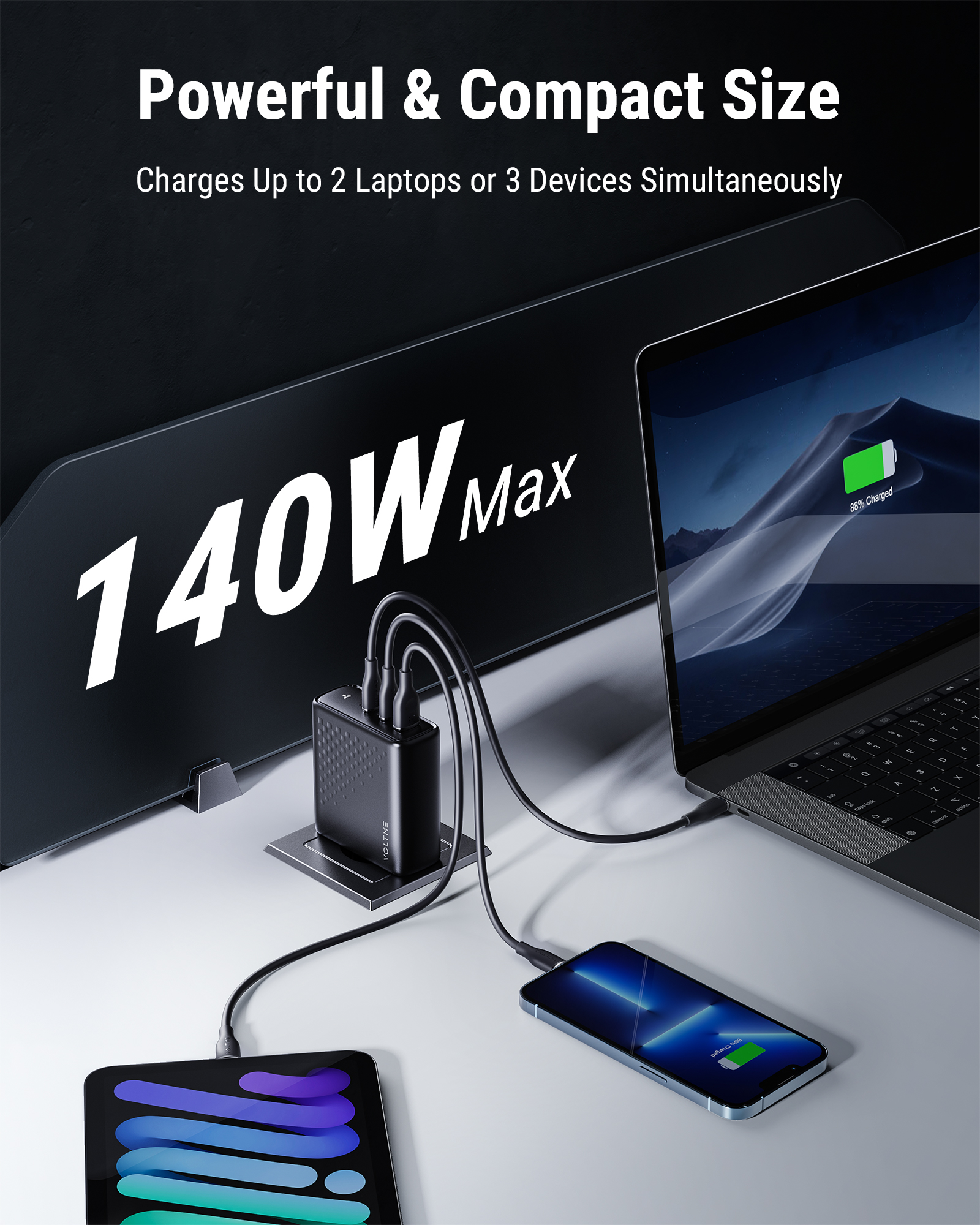Caricabatterie nero con più cavi collegati a un tablet, un telefono e un laptop. Testo: 140W Max.