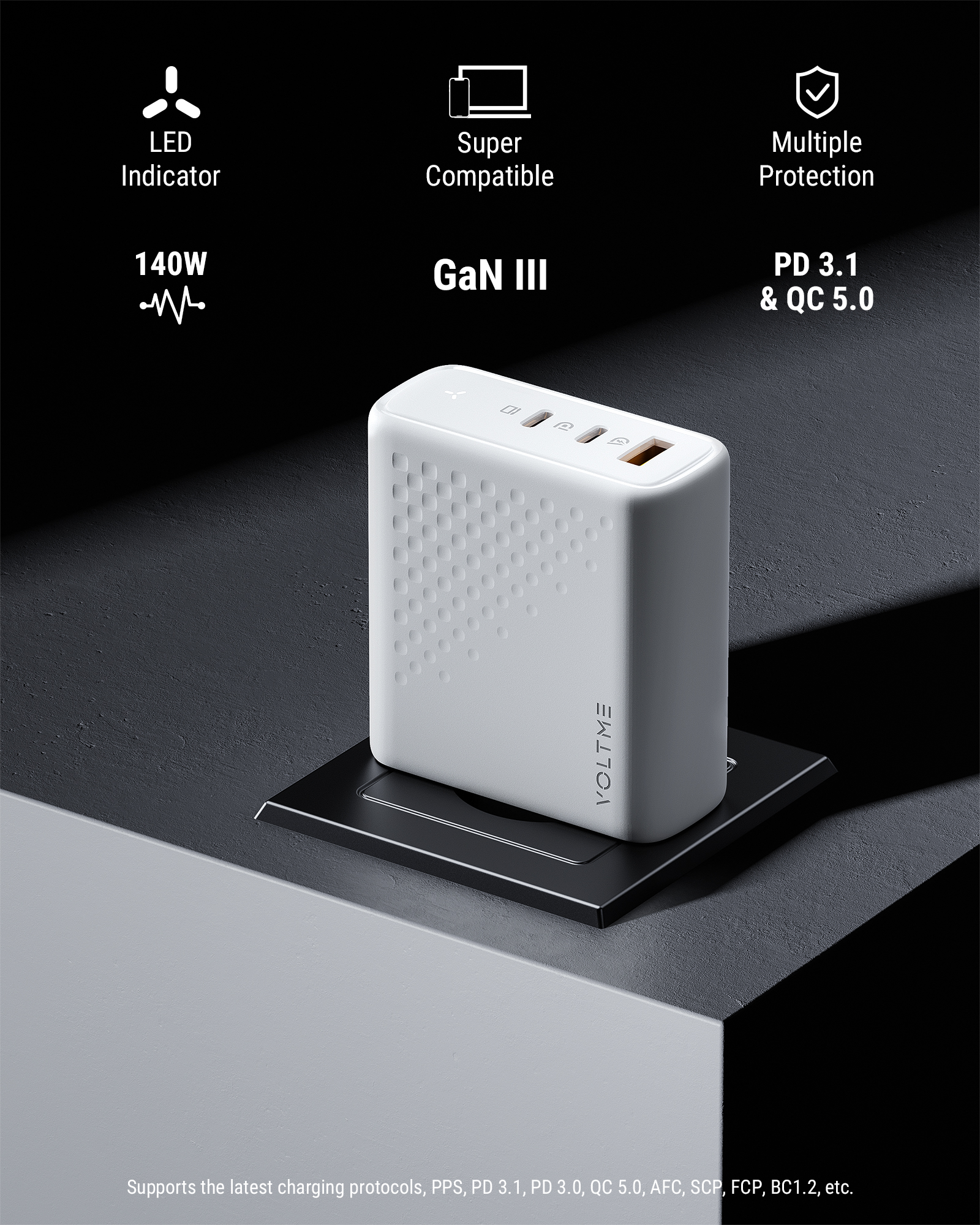 Un caricabatterie bianco con più porte USB, una presa di corrente nera e del testo.