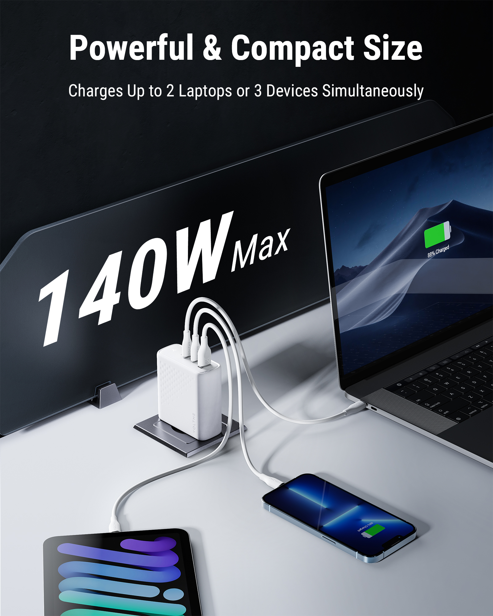 Un adattatore di alimentazione bianco con più porte, collegato a un laptop e un telefono. Testo: 140W Max.