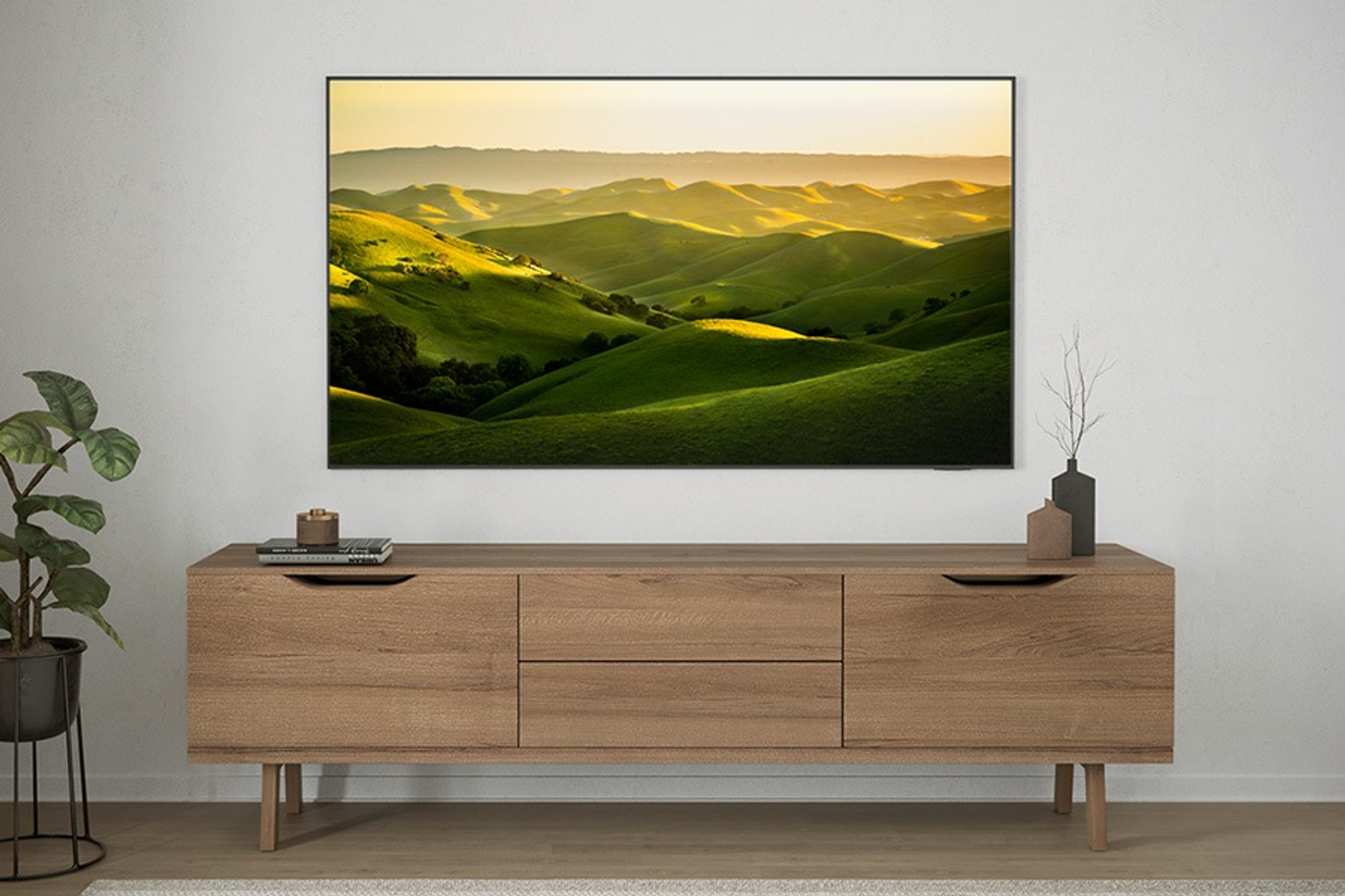 Televisor sobre mueble de madera. Mostrando un paisaje escénico. Toma interior.