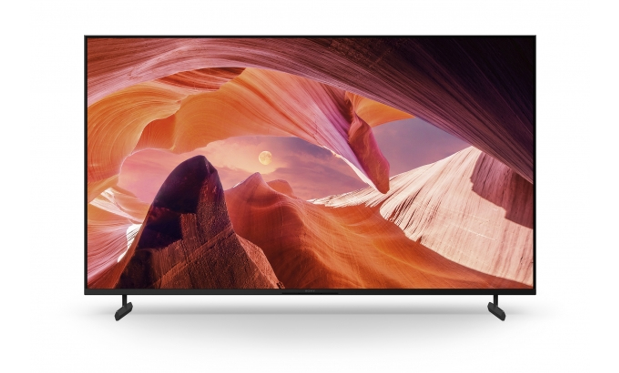 Vista laterale di un televisore, che mostra lo spessore dello schermo e le porte su bianco.
