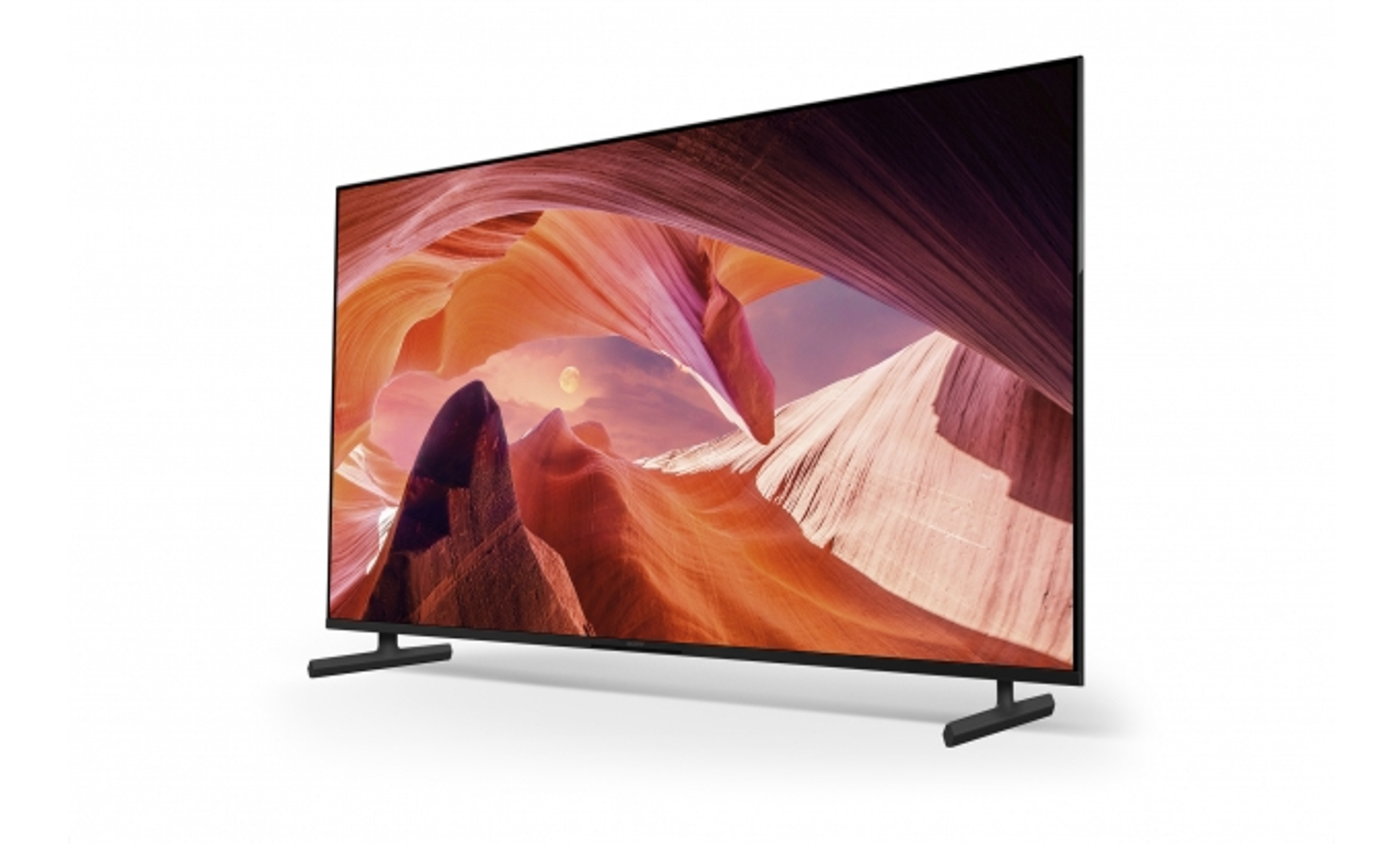 Un televisore Sony mostra un paesaggio panoramico. La TV ha gambe e cornice nere.