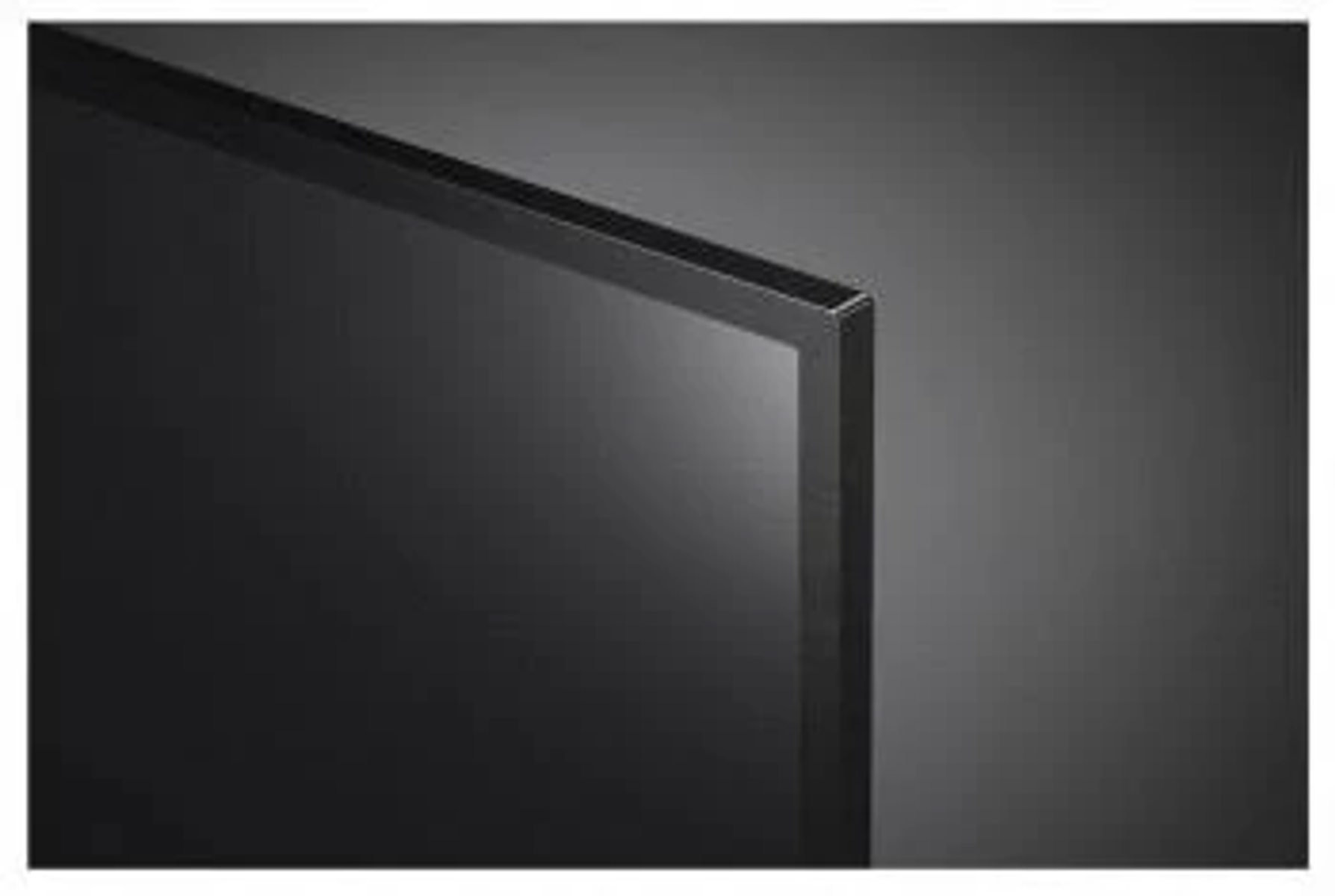 Schermo TV. L'immagine mostra un angolo di uno schermo TV nero. Lo sfondo è grigio.