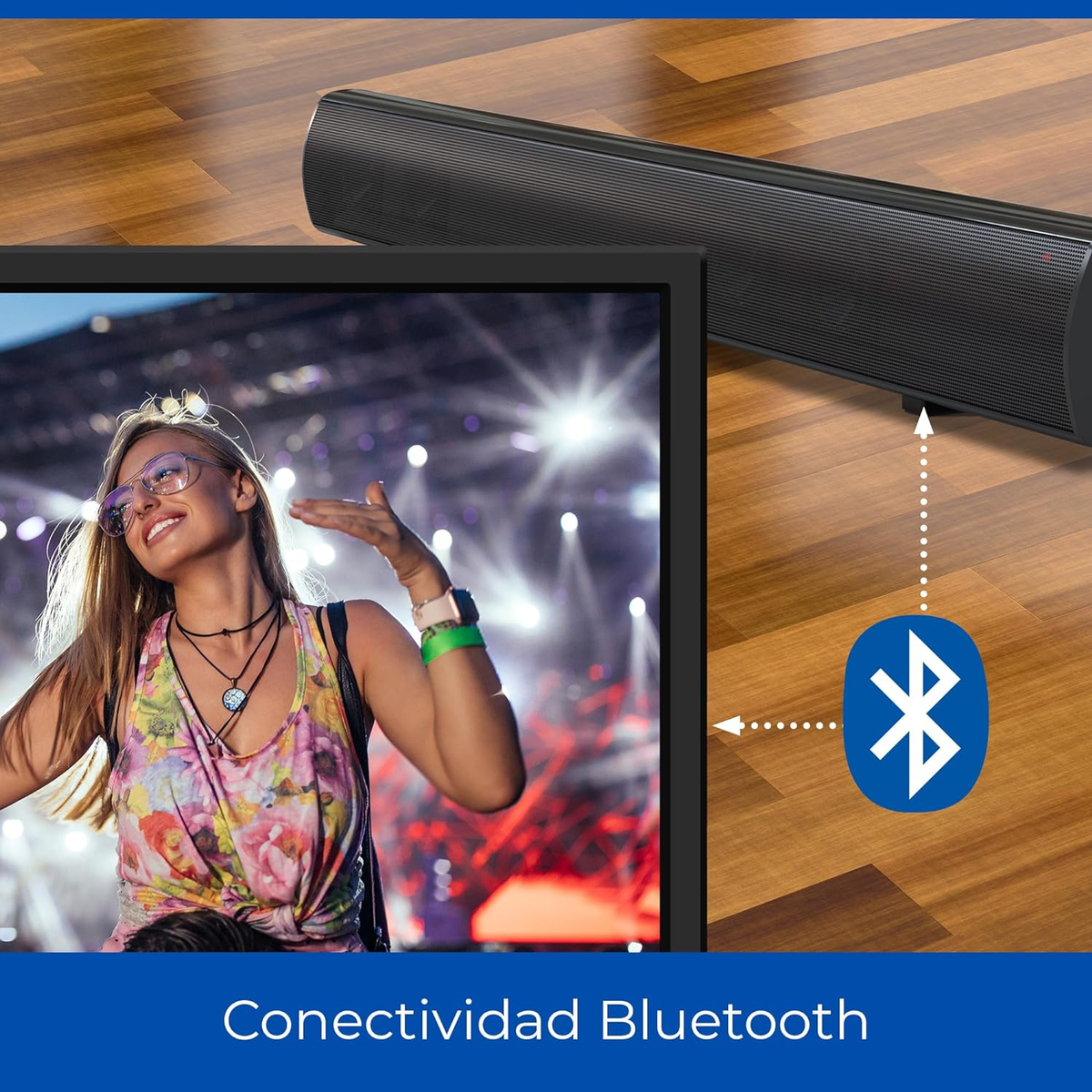 Eine Frau mit Brille und Blumenoberteil schaut fern. Eine Soundbar ist per Bluetooth verbunden.