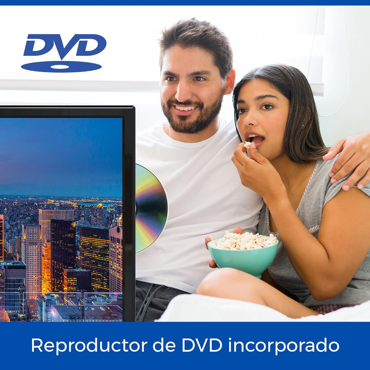 Ein Paar schaut einen Film im Fernsehen. Sie essen Popcorn.